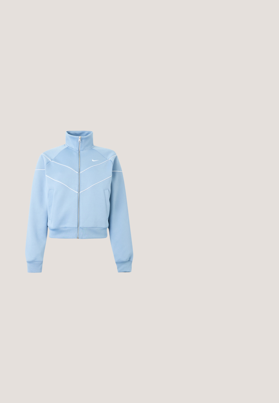 Hellblaue Nike-Reißverschlussjacke mit hohem Kragen, weißen Paspelierungen und Logo auf der linken Brust, langen Ärmeln und Fronttaschen.; Helles blaues Nike trägerloses Bandeau-Top mit weißem Swoosh-Logo, das nahe dem oberen Rand zentriert ist.; Hellgraue Nike-Jogginghose mit elastischem Bund, zulaufenden Bündchen und einem kleinen schwarzen Logo am linken Oberschenkel. Weicher, strukturierter Stoff.; Braune und blaue Sneakers aus einer Mischung aus Mesh- und Wildledermaterialien, versehen mit weißen Schnürsenkeln und einer strukturierten braunen Sohle, die auf grünem Boden platziert sind.; Schwarze Stofftasche mit einem strukturierten Wellenmuster, ausgestattet mit einem gedrehten Griff und runder Form. Weiches, plüschiges Material sorgt für ein angenehmes Gefühl.; Zwei Paare silberner Creolen mit einer leicht gehämmerten Textur auf weißem Hintergrund.
