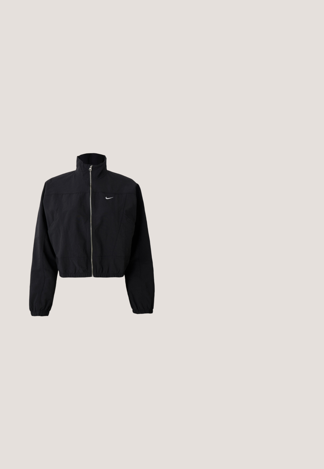 Chaqueta negra corta hecha de material ligero, con un cuello alto, cremallera completa y puños elásticos; incluye un pequeño logo blanco en el pecho.; Camiseta negra recortada de algodón, con cuello redondo y mangas cortas. Destaca el logo blanco de Nike en el pecho.; Pantalones de chándal negros Nike con cinturilla elástica y cordón, piernas ajustadas, tobillos con puños y pequeño logo blanco de Nike en el muslo derecho.; Zapatillas Nike en negro y gris con parte superior de malla, acentos texturizados, suela acolchada y una unidad de aire visible en el talón.; Bolso de hombro de tela negra con un asa retorcida, una correa desmontable y un cierre superior con cremallera. Textura suave y diseño minimalista.; DIAMANT L'ÉTERNEL Pendientes - white gold coloured