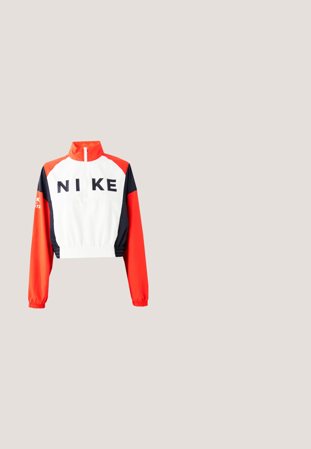 Zrezaná Nike bunda s vysokým golierom, biela telo, červené a námornícke rukávy, čierne logo vpredu, elastický pás a manžety, športový dizajn.; Čierny skrátený sveter s vysokým golierom, polovičným zipsom, textúrovanou tkaninou a ružovým vzorom postriekania na prednej strane a rukávoch.; Červené rebrované jednodielne plavky s tenkými čiernymi nastaviteľnými ramienkami a čiernym logom "Karl Lagerfeld Jeans" na hrudi.; Biele cargo nohavice s viacerými bočnými vreckami, voľným strihom, nastaviteľným sťahovaním na spodku a klasickým gombíkovým uzáverom v páse.; Čierne športové topánky so syntetickým materiálom, sieťovanými akcentmi a zaoblenými podrážkami. Majú šnurovací systém a výrazné logo Nike na jazyku.; Červená a čierna károvaná taška s dvoma rukoväťami, so bielym nápisom "KARL LAGERFELD JEANS" na prednej strane.