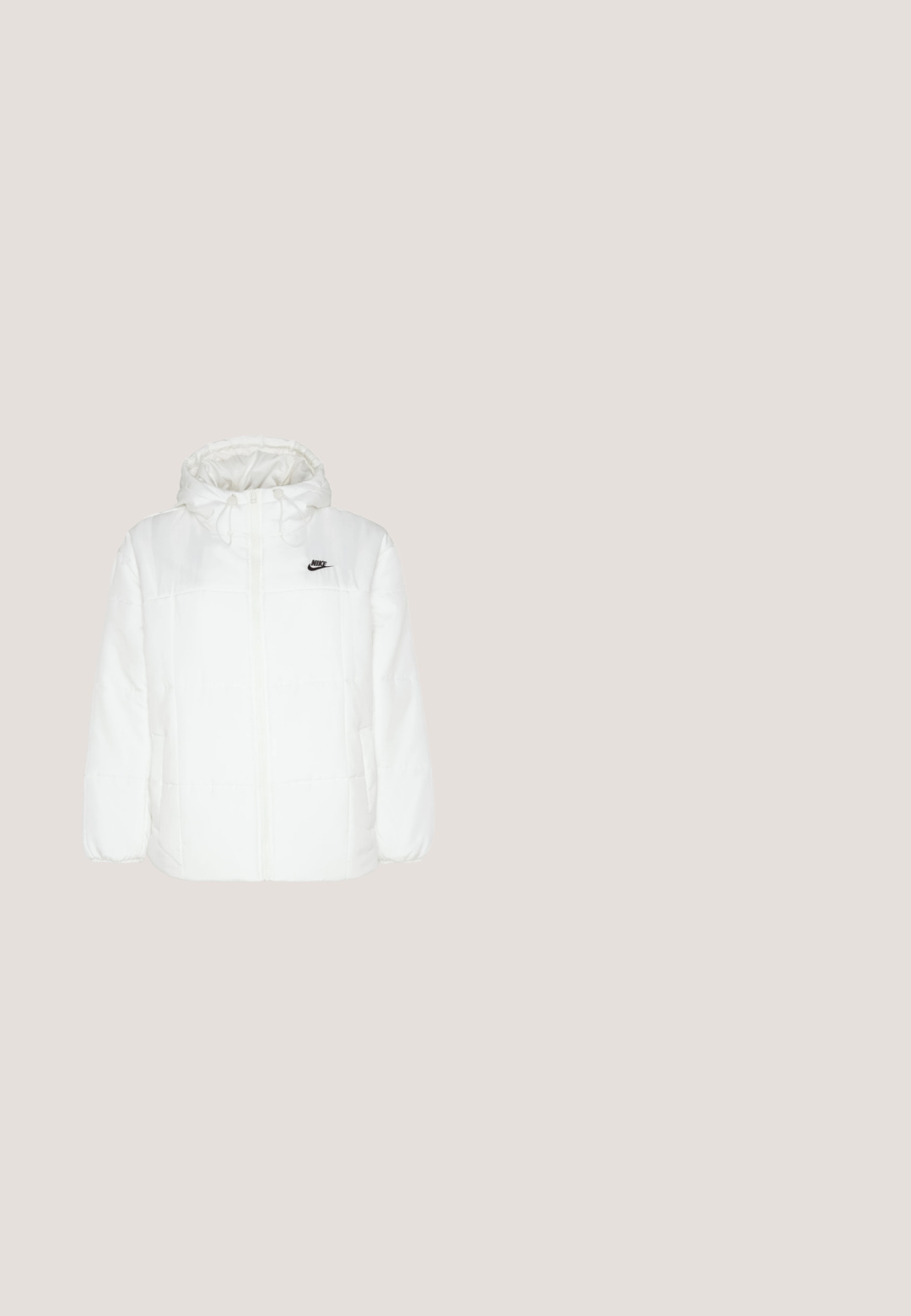 Weiße Daunenjacke mit Kapuze, Reißverschluss, elastischen Bündchen und Seitentaschen. Schwarzes Nike-Logo auf der Brust. Glatte, gepolsterte Textur.; Schwarze, kurze Kapuzenjacke aus weichem Stoff, mit einer Kordelzugkapuze, einer vorderen Kängurutasche und einem kleinen weißen Nike-Logo auf der Brust.; Schwarzes, kurz geschnittenes T-Shirt aus Baumwolle mit rundem Ausschnitt und kurzen Ärmeln. Auffälliges weißes Nike-Logo auf der Brust.; Schwarze Jogginghose mit elastischem Bund und verstellbarem Kordelzug. Mit kleinem weißen Nike-Logo auf der linken Seite. Weicher Stoff.; Weiße Nike Air Force 1 Sneaker mit einem geschmeidigen Obermaterial aus Leder, perforierter Zehenbox, weißen Schnürsenkeln und schwarzem Branding auf der Zunge.; Schwarze Nylon-Tragetasche mit zwei stabilen Griffen und Reißverschluss. Enthält ein auffälliges weißes Nike-Swoosh-Logo in einem horizontalen Streifendesign.