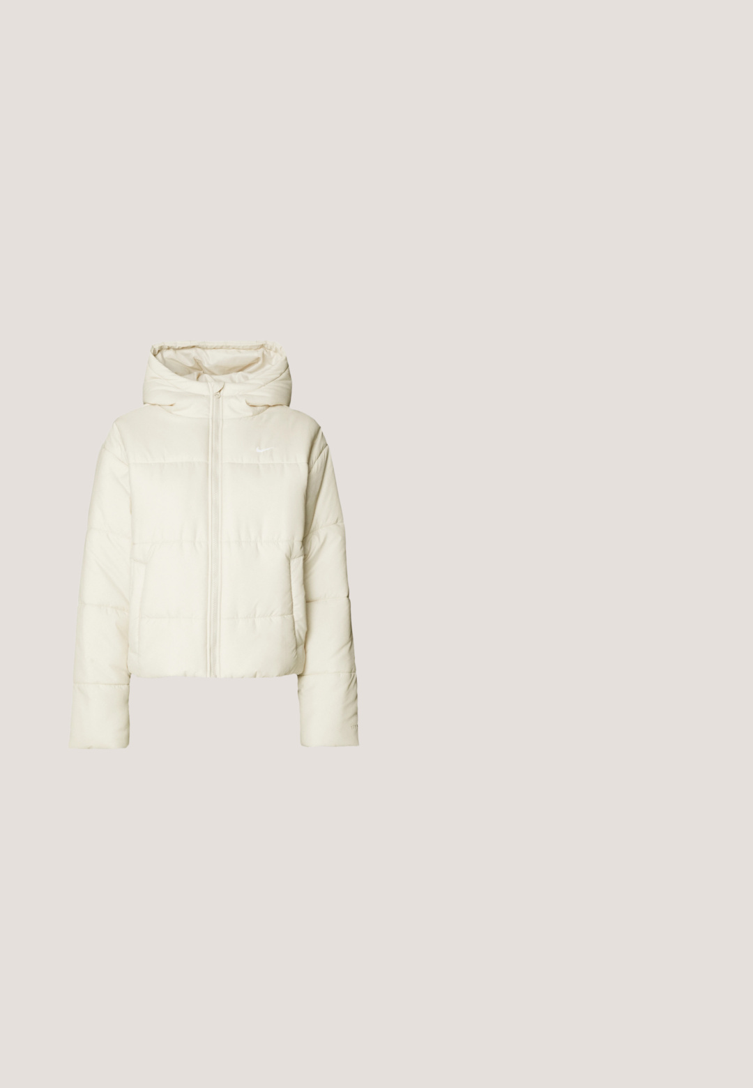 Chaqueta de plumón en color crema, con capucha, cremallera frontal completa y logo. El material es suave con una textura acolchada y un diseño corto.; Crop top blanco de manga larga, hecho de una tela suave, que presenta un estampado del logo dorado de Nike en el pecho y un clásico escote redondo.; Pantalones de chándal anchos de color beige claro, con cinturilla elástica y cordón, aberturas laterales y logo bordado de "NIKE" en azul oscuro.; Zapatillas Nike Air Max 90 blancas con parte superior de malla y cuero, que cuentan con una unidad de aire visible, combinadas con calcetines blancos con relieve y logotipo negro.; Bolso hobo suave y de color gris claro, hecho de material sintético. Cuenta con un asa acolchada y un compartimento con cremallera en el lateral.; Pendientes de aro de plata con un diseño delgado y suave. Cada pendiente es circular y cuenta con un cierre seguro en la parte superior.