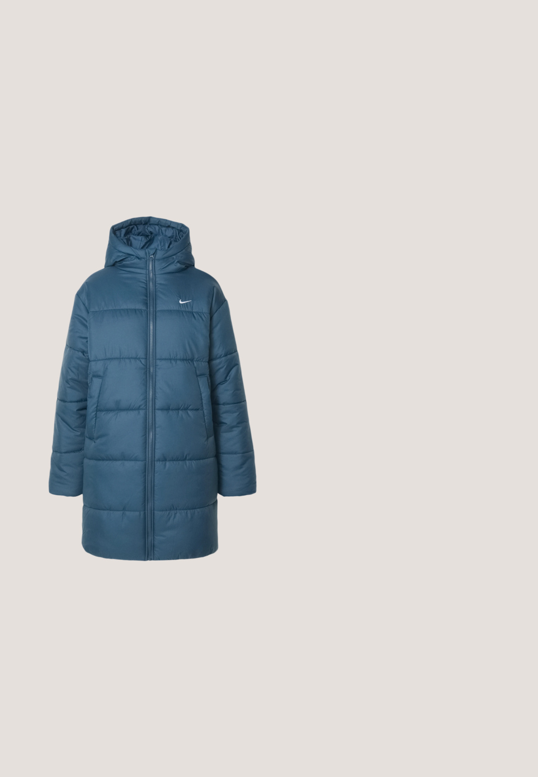 Gevoerde jas in teal, met een ritssluiting aan de voorkant, een grote capuchon en zijzakken. Bevat horizontale stiksels en een klein logo op de borst.; Lichtblauw cropped langarmshirt van gladde stof, met een ronde halslijn en een klein wit logo op de borst.; Mintgroene sweatshirtbroek met een elastische tailleband, koord en geribde boorden. Bevat een klein wit Nike-logo op de linker bovenbeen.; Atletiekschoen met een mix van olijfgroen en donkerbruin materialen met roze accenten. Gestructureerde bovenkant en zichtbare luchtkussens in de zool.; Lichtblauwe schoudertas in halve maanvorm met verstelbare band en bovenste ritssluiting op effen achtergrond.; Paar gladde zilveren oorbellen met dunne draadsclips op een witte achtergrond.