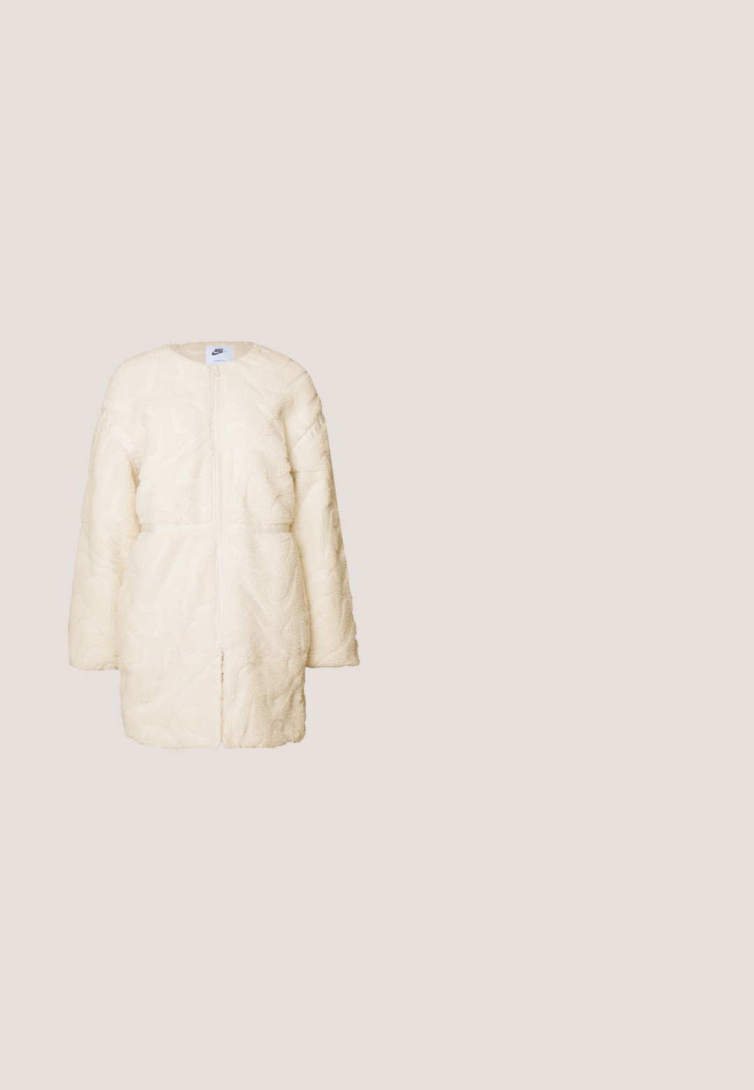 Chaqueta de pelaje sintético blanco con un patrón abstracto texturizado, que cuenta con mangas largas y un cuello redondeado.; Camiseta de manga corta con un cuerpo de color marrón claro y mangas raglán blancas, que presenta un gran logotipo gráfico blanco y el año "1972" centrado en el frente.; Pantalones de chándal anchos de color beige claro, con cinturilla elástica y cordón, aberturas laterales y logo bordado de "NIKE" en azul oscuro.; Zapatillas de ante verde claro con perforaciones y un swoosh amarillo pálido, combinadas con unos vaqueros de corte ancho en denim azul. Suela plana de goma, tejido texturizado.; Bolso de mano beige con un diseño de malla texturizada, forma estructurada, con un asa superior y una correa desmontable; cuenta con detalles de cordones y acentos metálicos.; Pendientes de aro de plata con un diseño torsionado. Textura suave, forma redondeada y acabado pulido. Incluyen un cierre de pasador para un uso seguro.