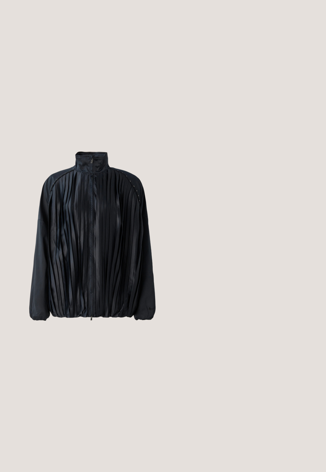 Sort plisseret jakke med høj krave, lynlås lukning og elastisk kant. Satinlignende tekstur med subtile detaljer langs skuldrene.; Sort ærmeløs jumpsuit med vide ben og en sølvfarvet halterneck med perler, fremvist mod en ensfarvet baggrund.; Sort kilehælesko med spids tå, tekstureret overdel og ankelrem. Har en subtil glans med en glat indvendig foring.; Sorte firkantede solbriller med grå linser, der har tre klare rhinestones på hver skattemund og sølv hardware akcenter.; Sølv håndtaske i halvmåneform med sort justerbar skulderrem og lynlåslukning på en lys baggrund.; To buede sølvøreringe, en større end den anden, begge prydet med små funklende krystaller langs den ene kant.