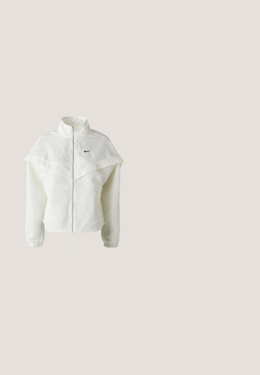 Weiße langärmlige Zip-Jacke mit hohem Kragen, cape-artigem Detail über den Schultern, elastischen Bündchen und kleinem schwarzen Nike-Logo auf der Brust.; Schwarzes Baumwoll-T-Shirt mit Rundhalsausschnitt und kurzen Ärmeln. Verfügt über ein kleines weißes Nike-Logo, das mittig auf der Brust platziert ist. Glatte Textur.; Schwarze Nike Jogginghose mit elastischem Bund und Kordelzug, schmal zulaufenden Beinen, Bündchen an den Knöcheln und kleinem weißen Nike-Swoosh am rechten Oberschenkel.; Nike Sportswear AIR MAX 90 - Sneaker low - white/metallic gold; Graue Nike-Tragetasche mit schwarzen Griffen und weißem Swoosh-Logo auf der Vorderseite, dargestellt vor einem schlichten weißen Hintergrund.; Drei Silberketten unterschiedlicher Längen. Die oberste Kette ist im schlanken Schlangenstil, und die untere hat ein Perlenmuster. Alle sind glänzend und glatt.