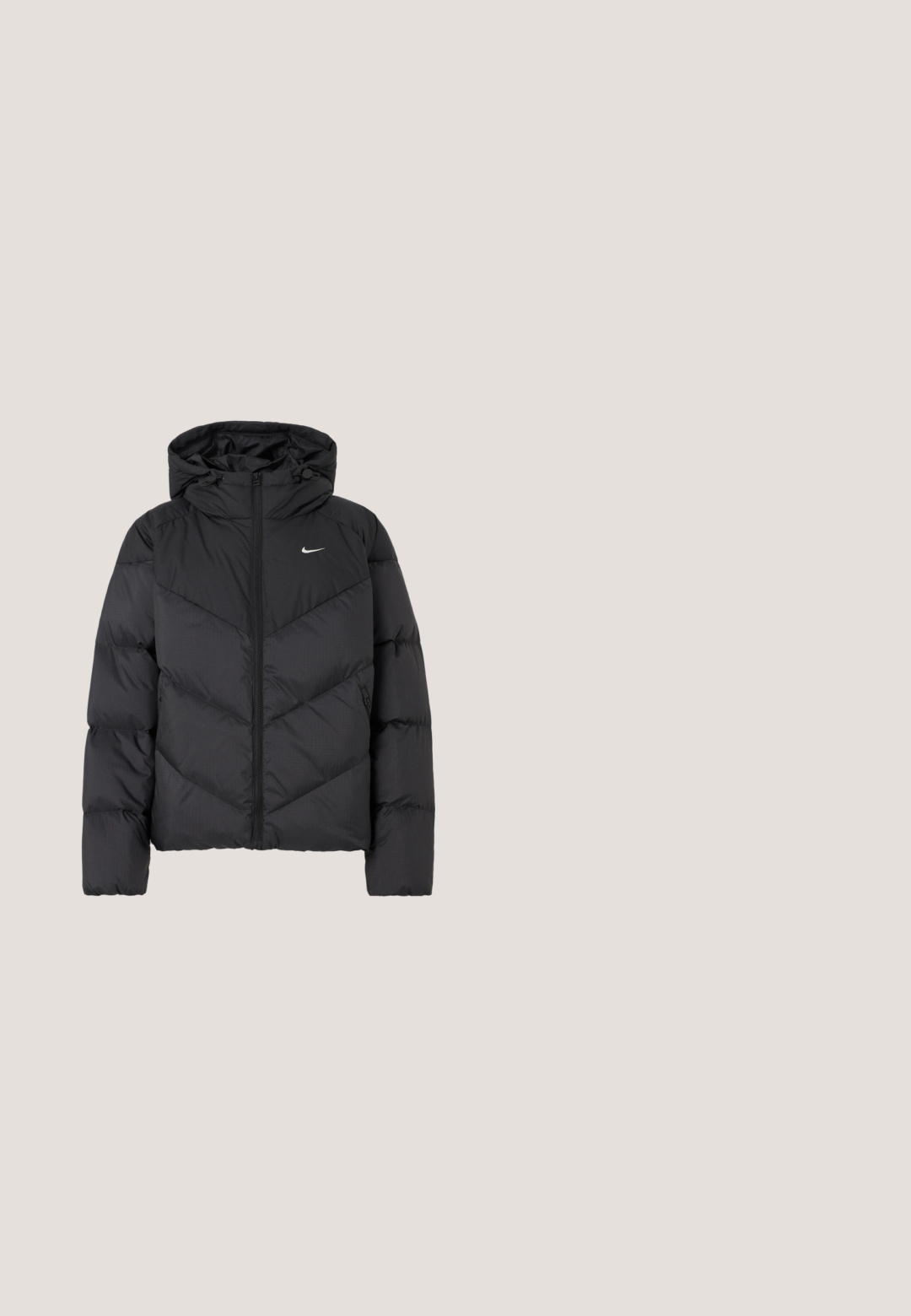 Zwarte pufferjack met een ritssluiting en een capuchon. Chevronpatroon op het lichaam, met een klein wit logo op de borst. Glad textuur.; Zwarte Nike pullover met V-hals, lange mouwen, elastische zoom, witte biesdetails en logo op de borst. Lichtgewicht materiaal.; Rood katoenen T-shirt met korte mouwen, met een zwart Nike-logo en een klein merklabel op de borst. Eenvoudige ronde halslijn.; Zwarte sportbroek met witte zijstrepen, elastische tailleband en Nike-logo op de rechterdij, afgebeeld tegen een witte achtergrond.; Zwarte lage Nike sneaker met veters, gestikte details en een gestructureerde zool tegen een eenvoudige witte achtergrond.; Zwarte gewatteerde draagtas met twee gewatteerde handvatten, rechthoekige vorm en zachte doorgestikte textuur op effen witte achtergrond.