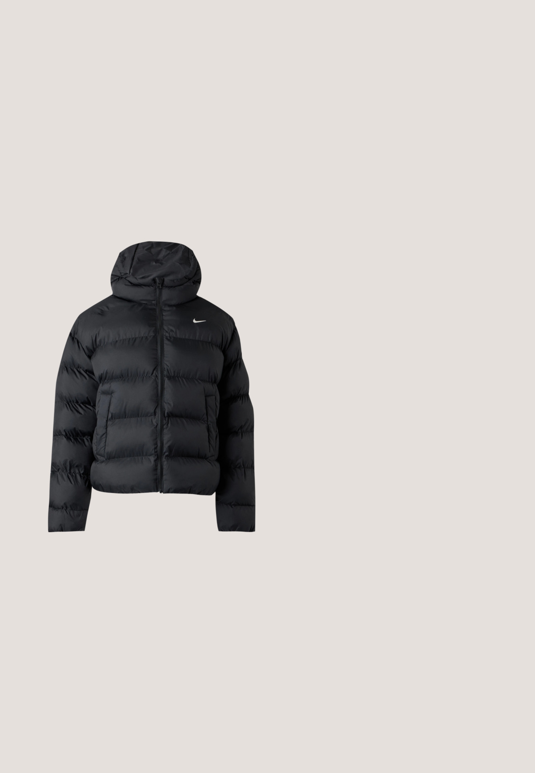Čierna prešívaná bunda s kapucňou, predný zips, bočné vrecká a malé biele logo Nike na ľavej strane hrudi.; Svetlosivá krátka mikina na zips, s prednými vreckami, kapucňou so sťahovacou šnúrkou, rebrovanými manžetami a jemným logom Nike na hrudi.; Čierne krátke tričko z bavlny s okrúhlym výstrihom a krátkymi rukávmi. Na hrudi výrazné biele logo Nike.; Čierne, ľahké nohavice s elastickým pásom a šnúrkou. Majú textúrovaný povrch a malú reflexnú nášivku na boku.; Čierno-biela nízka futbalová obuv Nike Total 90 III so šnúrkami a červeným logom na päte, zobrazená z vonkajšej strany.; Čierna a šedá bodkovaná látková taška s zakriveným siluetou, jedným uchom a jemnou textúrou, ponúkajúca neformálny a priestranný dizajn.