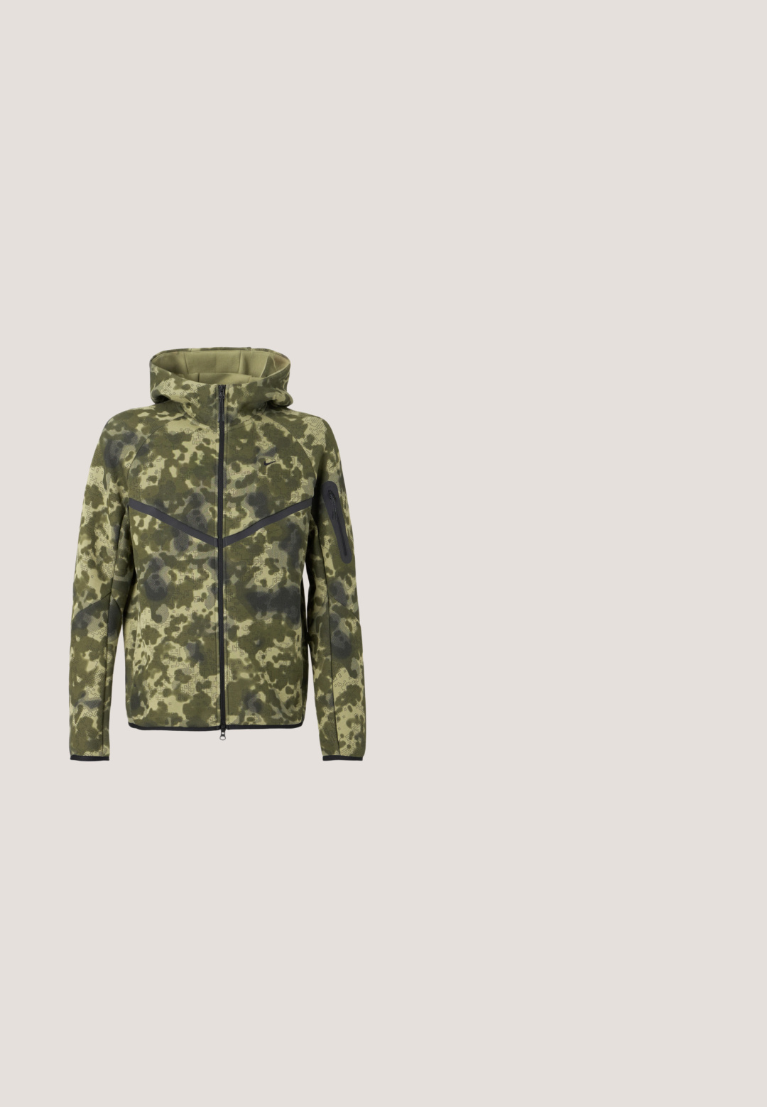 Chaqueta con capucha en un patrón de camuflaje verde. Fabricada en tejido texturizado con cierre de cremallera y costuras de acento en negro. Presenta un diseño ajustado.; Sudadera negra con capucha con bolsillo delantero, capucha con cordón, pequeño logo blanco de escudo en el pecho y logo sutil en el puño de la manga izquierda.; Camiseta verde oscura de tela suave, con cuello redondo y mangas cortas. Logo "nike" bordado en un verde ligeramente más oscuro.; Pantalones cortos cargo de Nike en verde oliva con cinturilla elástica, cordón ajustable, bolsillos laterales con solapa y pequeño logo blanco de Nike en el muslo izquierdo.; Zapatilla de ante gris con acentos dorados, paneles texturizados y cordones a juego. Cuenta con una suela acolchada y un detalle de logotipo en el lateral.; DARKAI TENNIS LONG UNISEX - Collar - silver-coloured