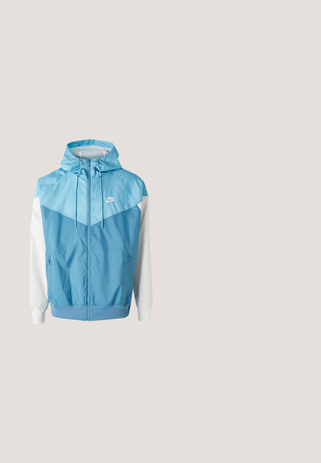 Helles blaues Windbreaker-Jacke mit Kapuze, mit kontrastierenden weißen Ärmeln, Reißverschluss vorne und einem kleinen weißen Logo auf der Brust.; Hellblauer Kapuzenpullover mit durchgehendem Reißverschluss, Kapuze, großer Fronttasche, schwarzem Reißverschluss und Kontrastnähten entlang der Ärmel. Weiches Baumwollmischgewebe.; Hellblaue Baumwoll-T-Shirt mit kurzen Ärmeln, Rundhalsausschnitt und einem weißen Nike-Logo, das auf der linken Brust gedruckt ist. Glatte Textur, schlichtes Design.; Graue Sweatpants aus Baumwolle mit elastischem Bund, Kordelzugverschluss und geraden Beinen. Verfügt über ein kleines Logo auf der oberen linken Seite.; Weiße Sportschuhe mit Mesh-Obermaterial, strukturierten Akzenten und gepolsterter Sohle. Kombieirt mit schwarzen gerippten Knöchelsocken auf einer blauen Teppichoberfläche.; Graue rechteckige Tasche mit Reißverschlüssen, schwarz-weißem Griff aus Seil an einer Seite und dem Schriftzug "ONLY & SONS" vorne in der Mitte.