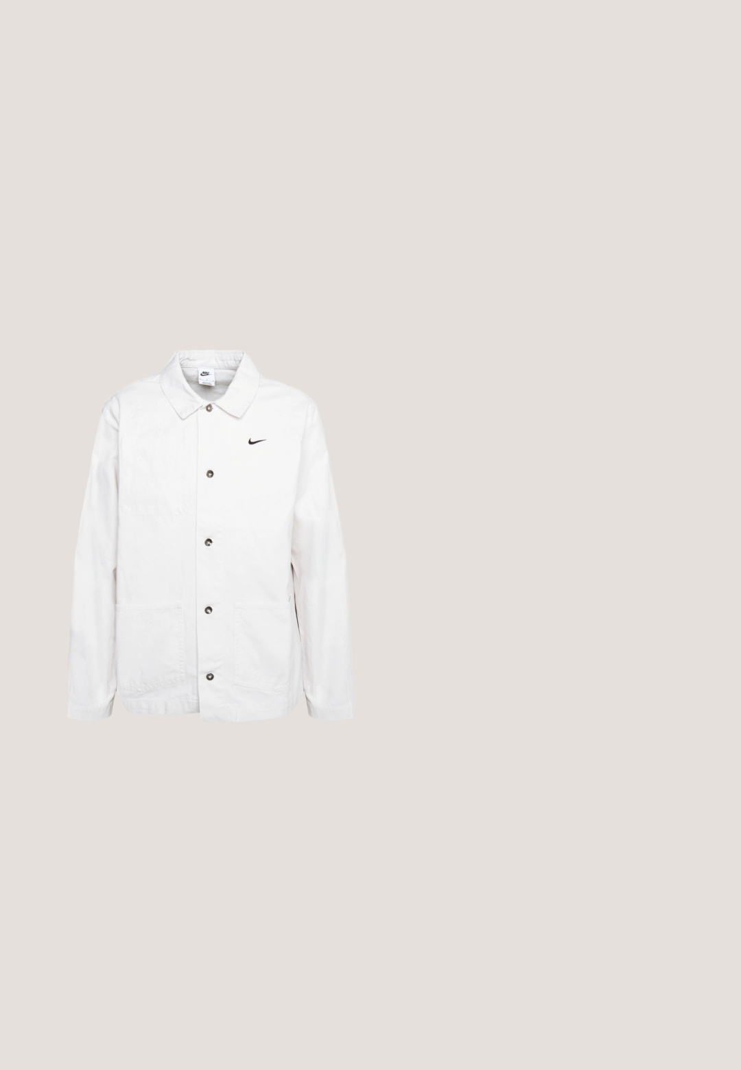 Nike Sportswear CHORE COAT - Kevyt takki - phantom/black; Vaaleanbeige vetoketjullinen hupullinen collegepaita, jossa on pitkät hihat ja etutaskut, esitetty tasaisena valkoista taustaa vasten.; Polo-paita pehmeässä vaaleanpunaisessa, lyhyet hihat, kauluksessa kolme nappia, textured-kangas ja hillitty raidallinen yksityiskohta kauluksen sisäpuolella.; Musta collegehousut, jotka on valmistettu pehmeästä kankaasta, jossa on joustava vyötärö ja istuvat hihnat. Vasemmassa reidessä on pieni valkoinen Nike-logo.; Valkoinen matala sneaker paksulla pohjalla, edessä nauhoitus, rei’itetyt yksityiskohdat ja pehmustettu kaulus yksinkertaisen vaaleanharmaan taustan päällä.; Mustassäikeinen kaulaketju, jossa on kolme koristeellista metallipulloa, mukaan lukien kaksi hopeista teksturoitua rengasta ja yksi musta sylinterimäinen helmi, säädettävän ketjun kanssa.