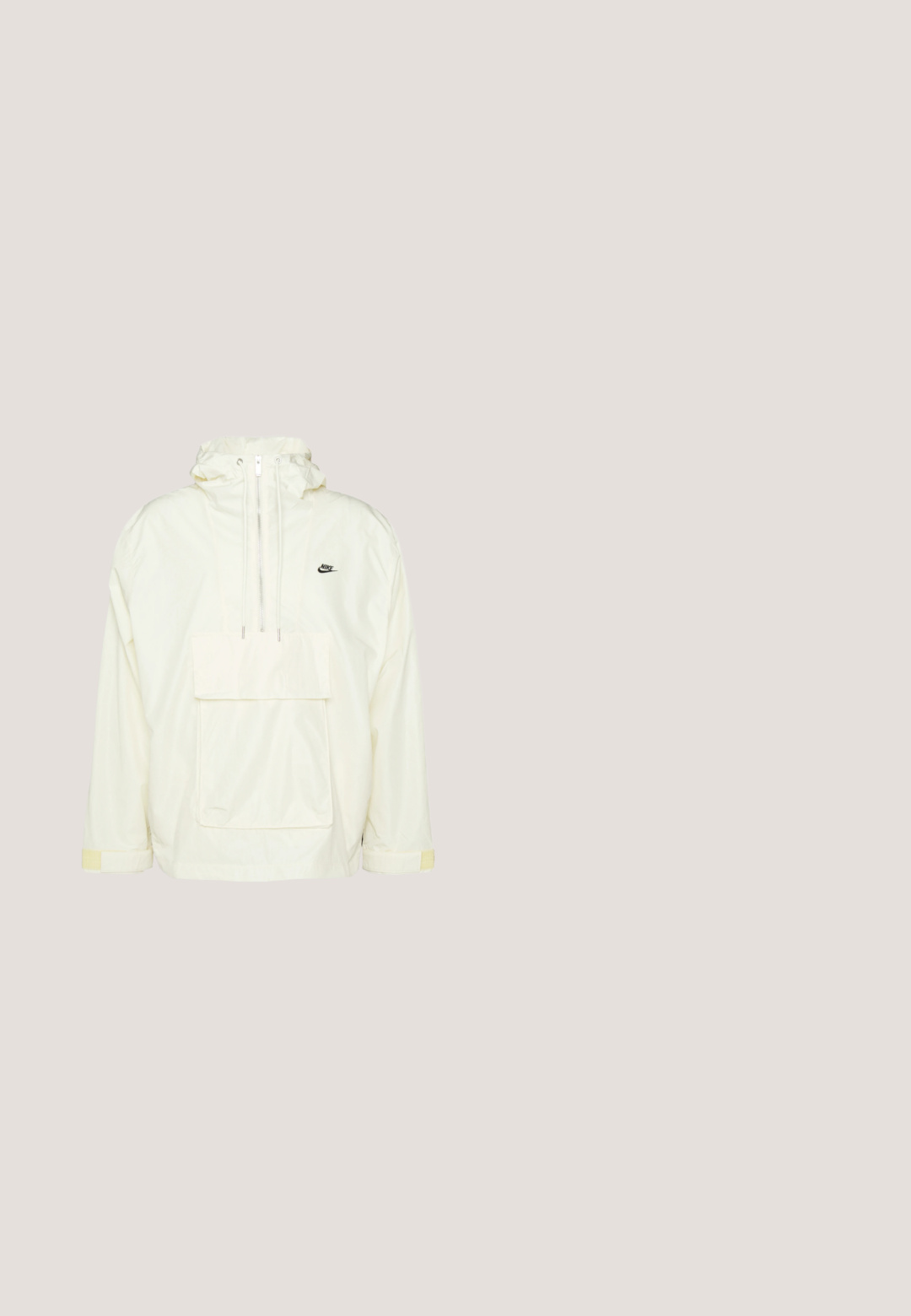 Anorak blanco de nylon con capucha, bolsillo frontal, cordones ajustables y acentos amarillos en los puños; presenta un pequeño logo negro.; Sudadera con cremallera en color verde oliva, fabricada en un tejido suave. Cuenta con una cremallera frontal, dos bolsillos laterales y un logo de Nike blanco en el pecho izquierdo.; Camiseta de algodón color beige con cuello redondo, mangas cortas y un logotipo blanco de Nike en el lado izquierdo del pecho. Textura suave, diseño casual.; Pantalones de chándal gris claro hechos de una tela suave. Cuentan con una cintura elástica con cordón y el logo de Nike en negro en el muslo izquierdo.; Zapatilla deportiva blanca con parte superior de tejido de punto, logo de Nike en negro, suela de burbujas de aire transparente y textura perforada para transpirabilidad.; Bolso bandolera compacto gris con bolsillo frontal con cremallera, correa negra ajustable y un pequeño logo plateado en la esquina inferior derecha.