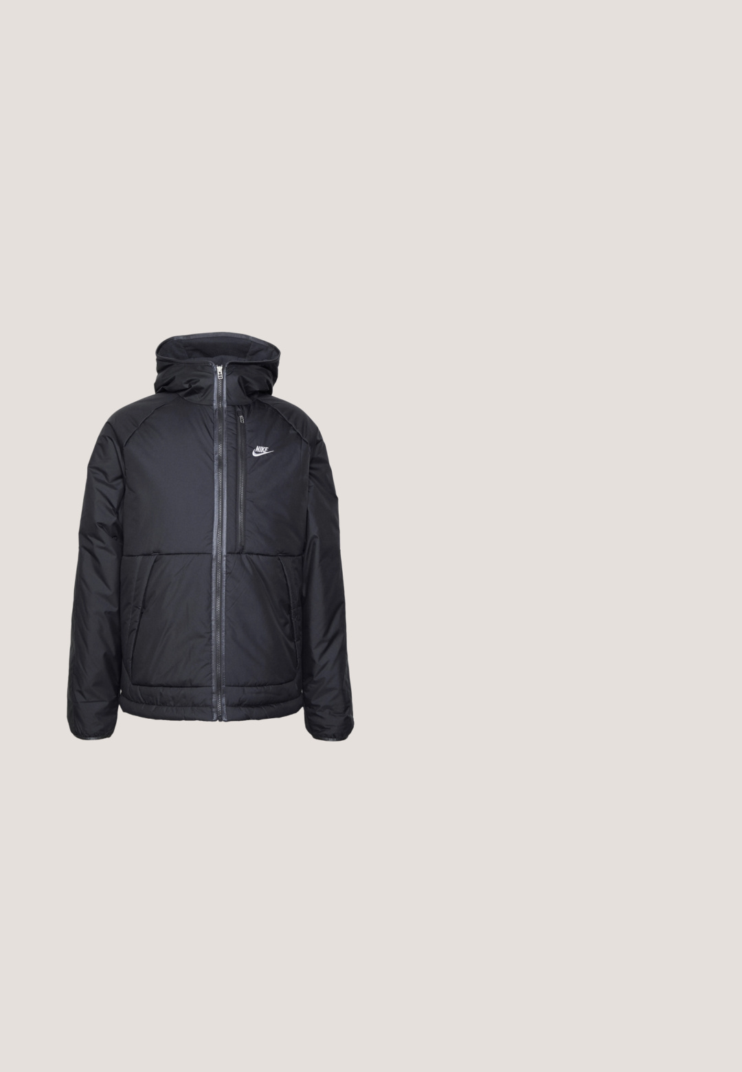 Mustard puffer jope kapuutsiga, mis on varustatud täispika tõmblukuga, elastsete varrukate ja ülemisel vasakul küljel Nike logo. Sile tekstuur.; Heledates hallikas kapuuts, mis on valmistatud pehmest puuvillasegust, millel on tasku ja must logo tikand rinnal. Reguleeritav nööriga kapuuts.; Hall värvitud lühikeste varrukatega T-särk, mis on valmistatud pehmest kangast, millel on rindkeres diskreetne mitmevärviline Nike logo ning klassikaline ümmargune krae.; Hallituspruunid dressipüksid, millel on sile tekstuur, elastne vöökoht, reguleeritav must pael, kaks küljetaskut ja väike must logo.; Hall Nike Air Force 1 tossud musta Swoosh logoga, valge tallaga ja paeltega, õhus betoonpinna kohal.; Hõbedase tooniga curb-kett kaelakee, millel on homaari lukk ja reguleeritav pikendusketi valge taustal.