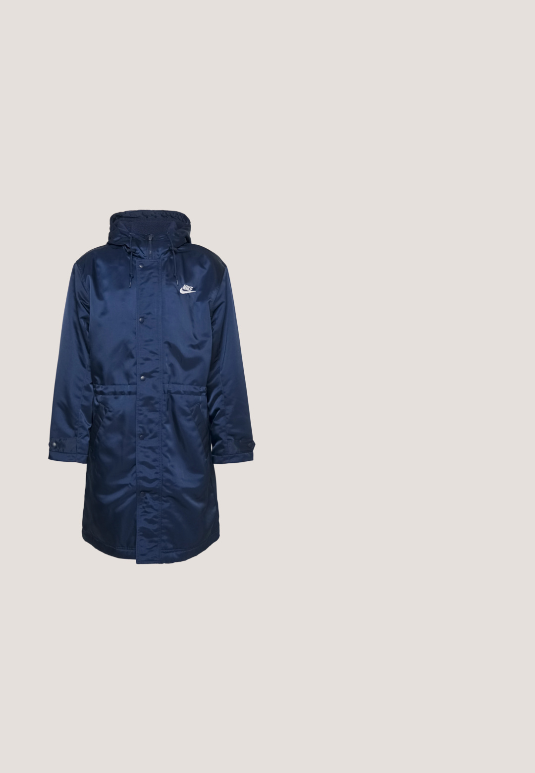 Chaqueta impermeable azul marino con capucha forrada, cierres a presión, cordón en la cintura y logo blanco en el lado izquierdo del pecho. Mangas largas.; Sudadera con capucha azul marino con cremallera, bolsillo delantero, capucha con cordón y logo blanco de Nike en el pecho izquierdo. Hecha de tela suave.; Camiseta sin mangas de algodón blanca con escote redondo, diseño sin mangas y un pequeño logotipo tonal de Nike en la parte frontal. Textura suave.; Pantalones de chándal Nike azul marino hechos de una suave mezcla de algodón, con una cintura elástica, piernas ajustadas y un pequeño logotipo blanco en el lateral.; Zapatillas de cuero blanco con el swoosh negro de Nike, cordones planos y suela de goma texturizada. Punta redondeada y cuello acolchado para mayor comodidad.; Diesel NECKLACE  - Collar - silver coloured