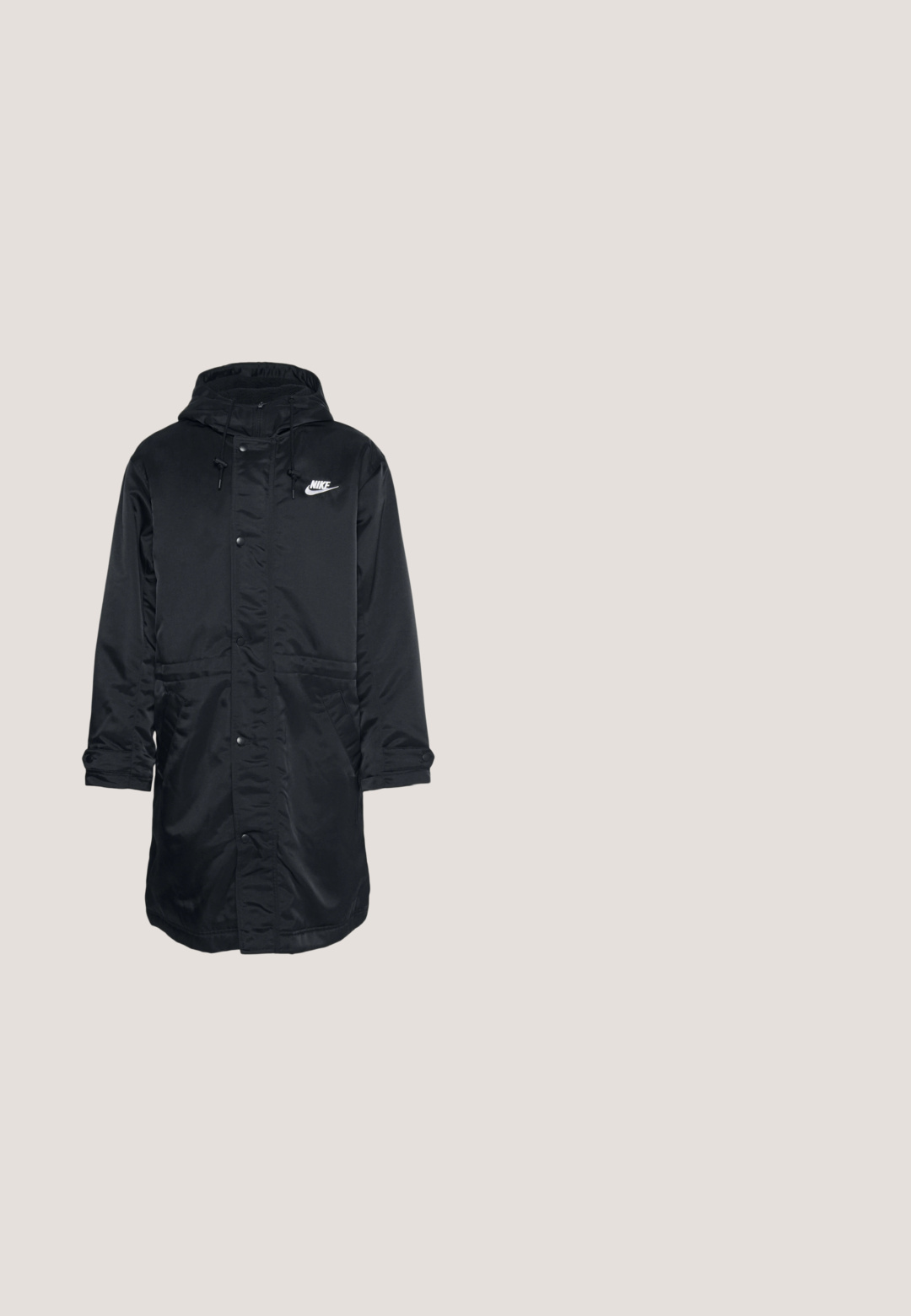 Schwarze Nylon-Parka mit Kapuze, ausgestattet mit einem Frontreißverschluss und Druckknöpfen, seitlichen Taschen und einem weißen Logo auf der Brust. Glatte Textur.; Grüner Nike-Hoodie mit einer vorderen Kängurutasche, Kapuze mit Zugband und einem kleinen weißen Logo auf der linken Brust. Weicher Stoff, normale Passform.; Weißes Baumwoll-T-Shirt mit kurzen Ärmeln und Rundhalsausschnitt. Verfügt über ein kleines, dezentes Nike-Logo auf der Brust und ein seitliches Etikett.; Schwarze Sweatpants aus weichem Stoff mit elastischem Bund, Kordelzug und kleinem Nike-Logo auf dem linken Oberschenkel.; Schwarz-weiße Nike Air Force 1 Sneaker mit einem Obermaterial aus Leder, perforierter Zehenpartie und strukturiertem Sohlendesign, getragen mit aufgerollten beigen Hosen und weißen Socken.; Kette aus silbernem Metall mit ineinandergreifenden Gliedern, einer glatten Textur und einem verstellbaren Verschluss zur Anpassung der Länge.