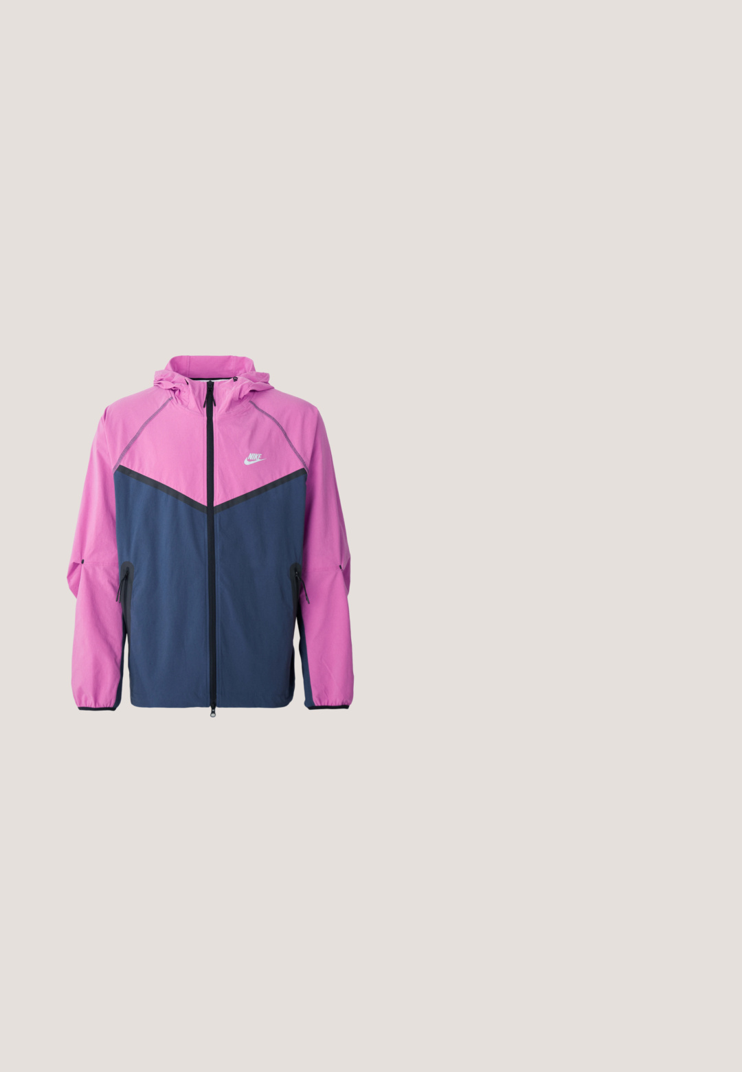 Chaqueta cortaviento de Nike con la parte superior en color rosa y la parte inferior en color marino, con cremallera frontal, capucha y bolsillos laterales.; Camiseta de algodón negra con un corte holgado, cuello redondo, mangas cortas, que presenta un logo sutil y el texto "AIR" encima del logo en el centro.; Pantalones anchos negros de Nike con ribete curvado en verde neón y pequeño logo de swoosh de Nike en el muslo derecho, cierre de botón y cremallera en la cintura.; Zuecos negros moldeados con una textura suave, correa trasera para mayor estabilidad y suela acanalada para un buen agarre. Presenta un pequeño logo lateral.; Gafas de sol negras con un diseño angular y tipo envolvente. Lentes de color oscuro y acentos de goma en el marco para un mejor agarre. Marcado CE visible.; Bolsa de hombro de tela negra con exterior texturizado, correa ajustable y cierre de cordón. Presenta costuras llamativas y una etiqueta lateral.