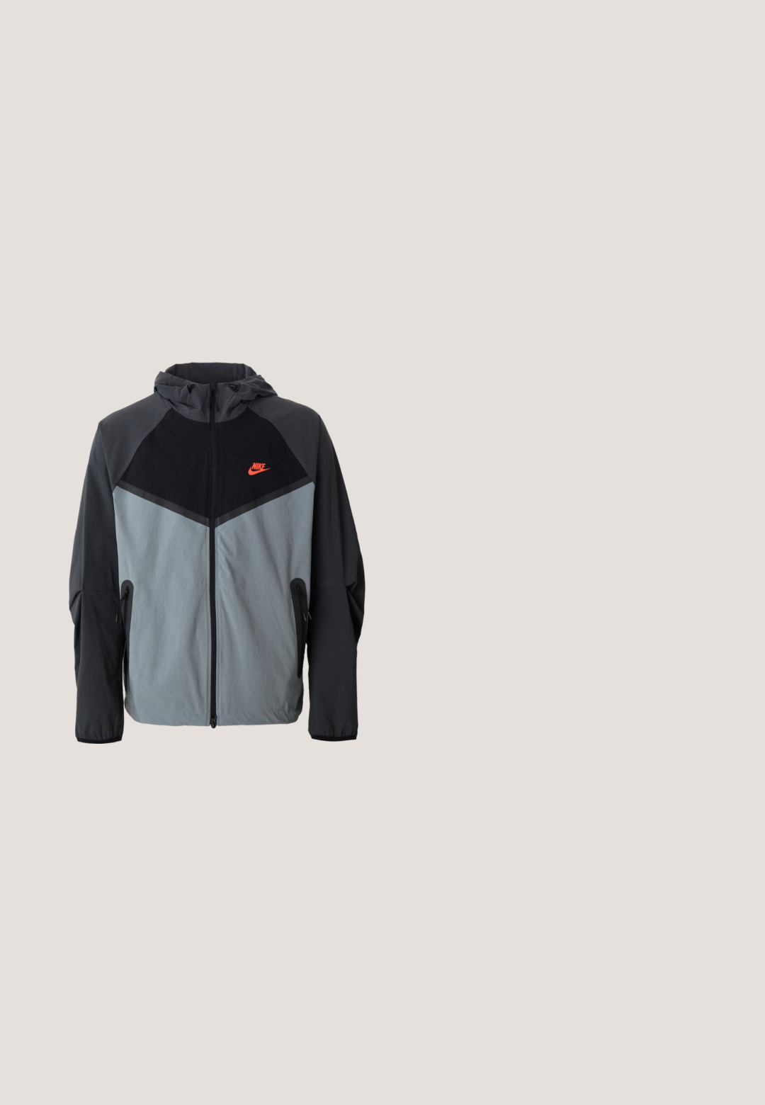 Μπλούζα φούτερ Nike με κουκούλα σε μαύρο και γκρι χρώμα, με γεωμετρικό σχέδιο, τσέπες με φερμουάρ και έντονο κόκκινο λογότυπο στο στήθος.; Ανοιχτό γκρι φούτερ με κουκούλα από απαλό ύφασμα, με τσέπη καγκουρό, ρυθμιζόμενη κουκούλα με κορδόνι και μικρό λευκό λογότυπο στο στήθος.; Γκρι κοντομάνικη μπλούζα φτιαγμένη από βαμβάκι, με μαύρο λογότυπο Nike στο στήθος και στρογγυλή λαιμόκοψη. Μινιμαλιστικός σχεδιασμός χωρίς μοτίβα.; Μαύρο παντελόνι με φαρδιά φινέτσα, κατασκευασμένο από μαλακό ύφασμα, διαθέτοντας ελαστική μέση και κορδόνι, με πλαινές τσέπες και λεία υφή.; Γκρίζα και ασημένια αθλητικά παπούτσια Nike Shox με κομψό σχεδιασμό, από πλέγμα και συνθετικά υλικά, στρογγυλή μύτη και επενδεδυμένο κολάρο.; Μαύρα αθλητικά γυαλιά ηλίου με περίβλεπτα φακούς με ουράνιο τόξο και ελαφρύ σκελετό σχεδιασμένα για υπαίθριες δραστηριότητες.