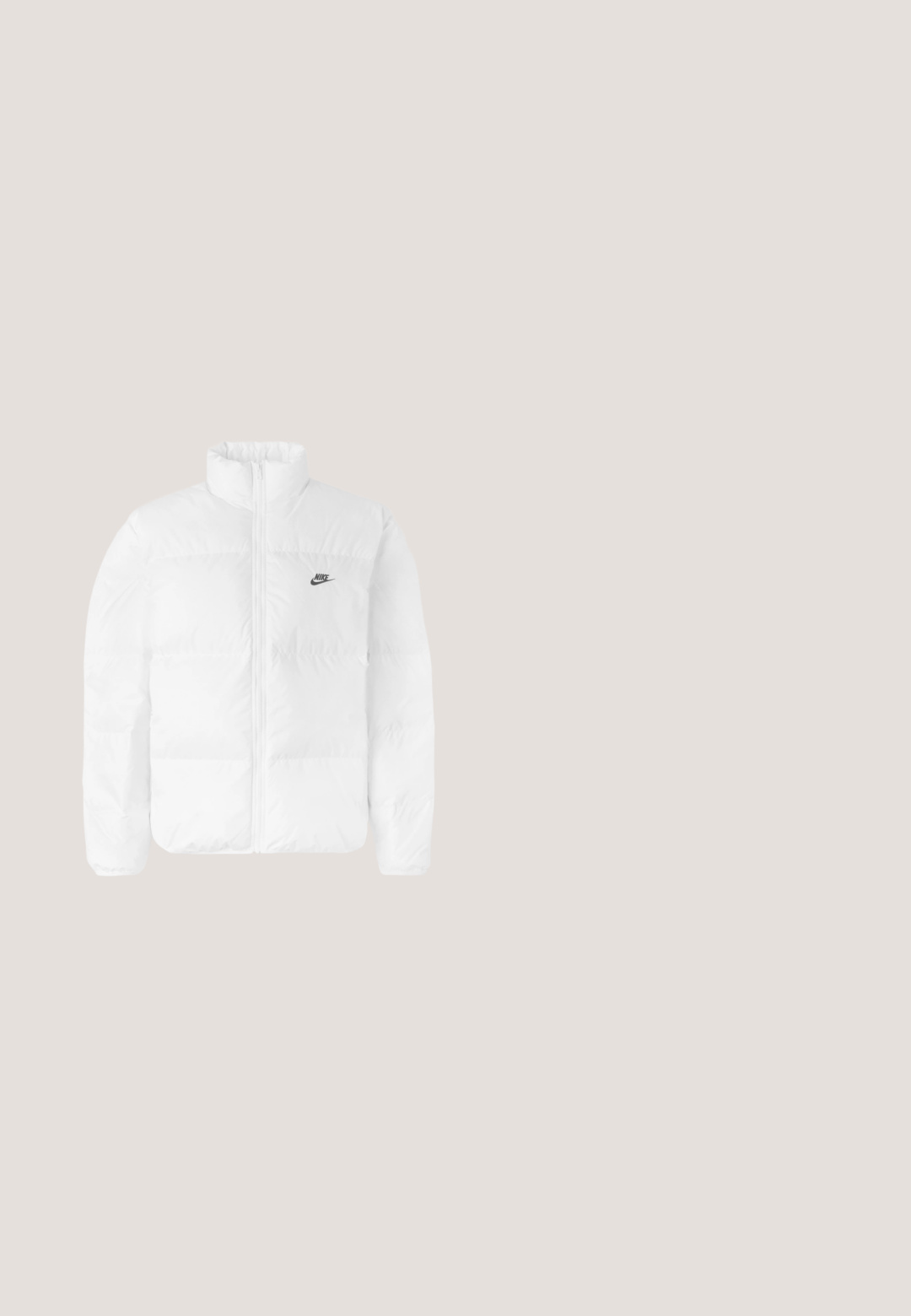 Hvid pufferjakke med høj krave, lynlås, og sort Nike-logo på venstre bryst. Glat tekstur, quiltet design og polstret.; Hvid sweatshirt lavet af bomuld med lange ærmer, rund halsudskæring og sort Nike-logo på venstre bryst. Blød tekstur med ribbede manchetter.; Cremefarvede sweatpants lavet af blødt stof, med en elastisk talje og tapered manchetter, i en afslappet pasform og uden synlige mønstre.; Grå Nike Air Force 1 sneaker med hvid Swoosh-logo, svævende over en tekstureret betonoverflade med trapper i baggrunden.; Hvide plastiksolbriller med grå linser ved siden af en sort stofpose med et hvidt "URBAN CLASSICS" logo i fed skrift.; Lille grå crossbody-taske med justerbar strop, lynlåslukket hovedrum og forlomme.