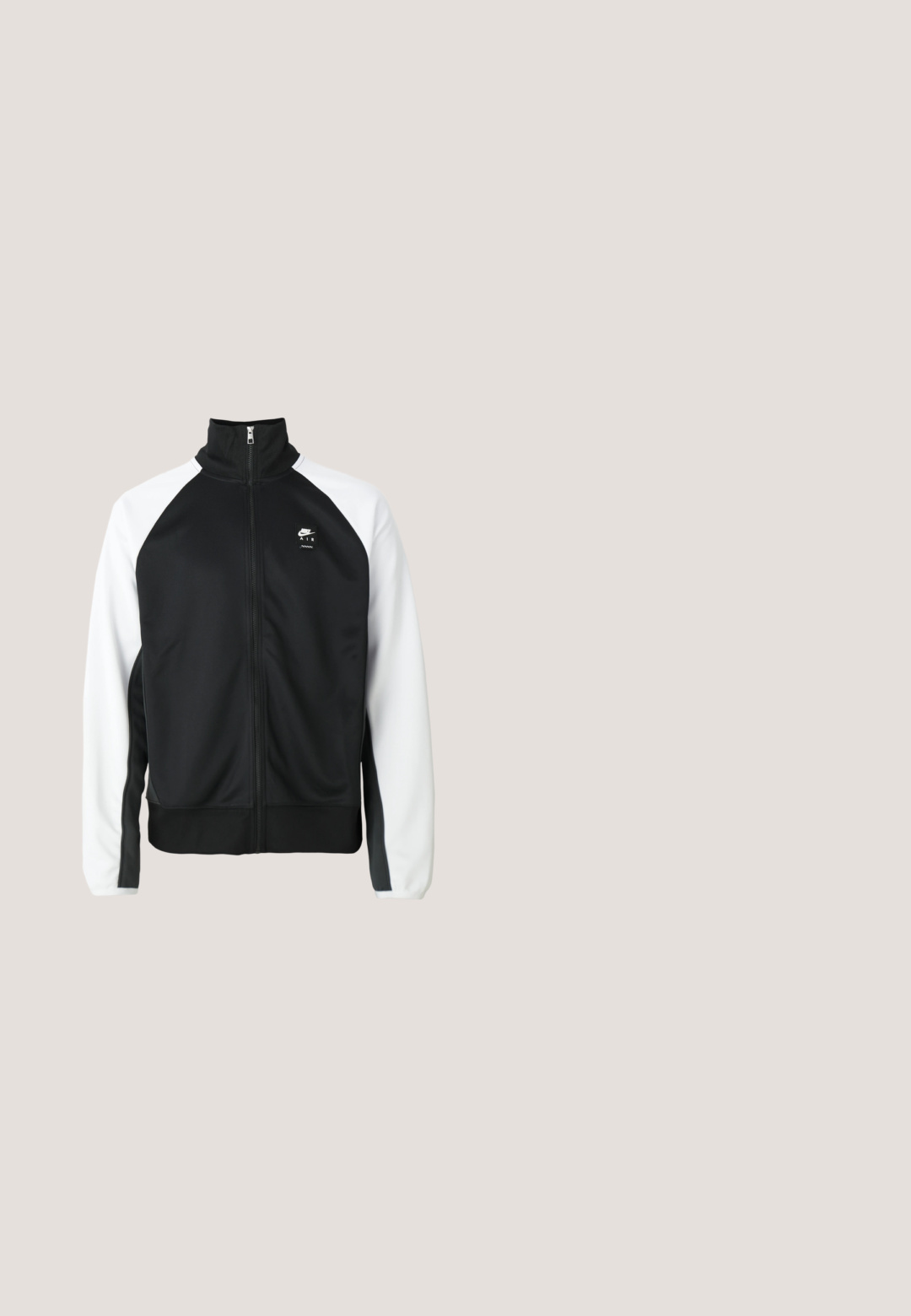 Čierno-biela Nike Air zippová bunda s vysokým golierom, čelom čierna a rukávmi bielymi, vystavená na jednoduchom pozadí.; Čierny pulóver so zosilneným golierom, zipsom na 1/4, dlhými rukávmi a textúrovaným povrchom; má vodorovný šev cez hruď.; Biele tričko s dlhým rukávom z bavlny, s malou čiernou nášivkou s logom na hrudi a výrazným čiernym textom na ľavom rukáve.; Nike cargo nohavice v tmavej olivovej farbe, ktoré majú elastický pás, dve bočné vrecká a hladkú, ľahkú tkaninu.; Čierna športová obuv s panelmi z sieťoviny a syntetickými detailmi. Má zaoblenú špičku, hrubú odpruženú podrážku a kontrastné biele logo.; Čierne slnečné okuliare s zakriveným rámom a tmavými šošovkami. Majú matný povrch a na boku je uvedené meno značky "ARNETTE".