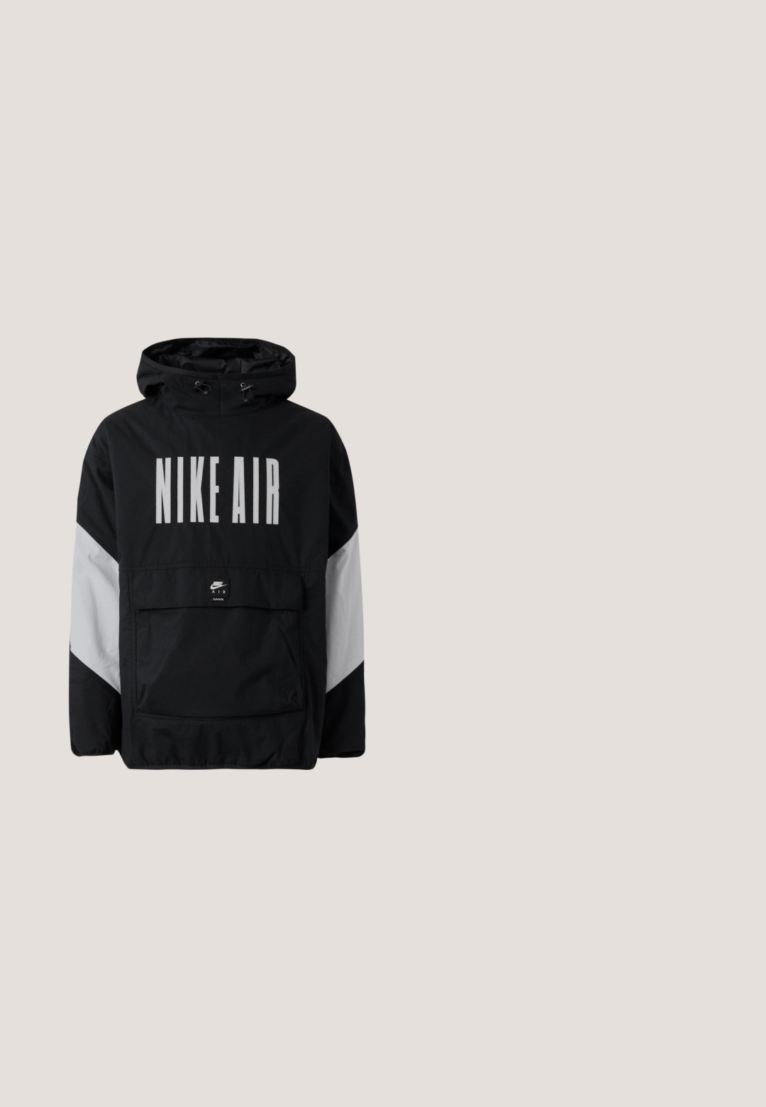 Čierna vetrovka s kapucňou, s veľkým bielym nápisom "NIKE AIR". Šedé akcenty na pleciach a predná vrecko na zips. Elegantný dizajn.; Svetlošedá mikina vyrobená z mäkkého materiálu, s dlhými rukávmi, predným klokankovým vreckom a malým bielym logom na hrudi.; Svetlomodré tričko s krátkym rukávom s textom "AMALFI Días de Limón" tmavomodrej farby na ľavej hornej časti hrudníka.; Béžové bavlnené nohavice so strihom s rovnými nohami, s prednými záhybmi a bočnými vreckami. Tkanina má hladkú, mäkkú textúru.; Nike Sportswear SHOX R4 SE UNISEX - Tenisky - vast grey/bright citron/light graphite/smoke grey/white/black; Čierna obdĺžniková kozmetická taštička s predným vreckom zo sieťoviny, bočným uchom a zipsom na bielom pozadí.