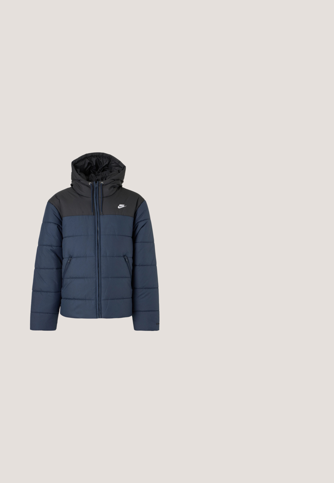 Tumesinine ja must Nike polsterdatud jakk kapuutsiga, ees tõmblukk, tõmblukuga küljetaskud ning valge Nike logo rinnal.; Sinine kapuutsiga pusa, mis on valmistatud puuvillasegust, esiküljel tasku ja tikitud kreemja "Dickies" logoga. Ääristatud varrukad ja alumine serv.; Halliset halli T-särk lühikeste varrukatega, mille varrukatel on sinised ja punased triibud ning rinnal sinine "Ford Motor Co" logo.; Tumedat teksased sääred, otse lõikega, millel on nööbi ja lukuga kinn closure, kaks esikotti ja kontrastset oranžit niiti.; Mustad mustame nahast pahkluu saapad pruuni paeltega, pehmendatud rohelise krae ja heleda kummist tallaga, millel on sügavad sooned, külgvaates valgel taustal.; Mustaga messenger kott, mis on valmistatud tekstiilnailonist, eesmine klapp, reguleeritav rihm ja väike logo aksessuaar. Omab kahte lukuga taskut.