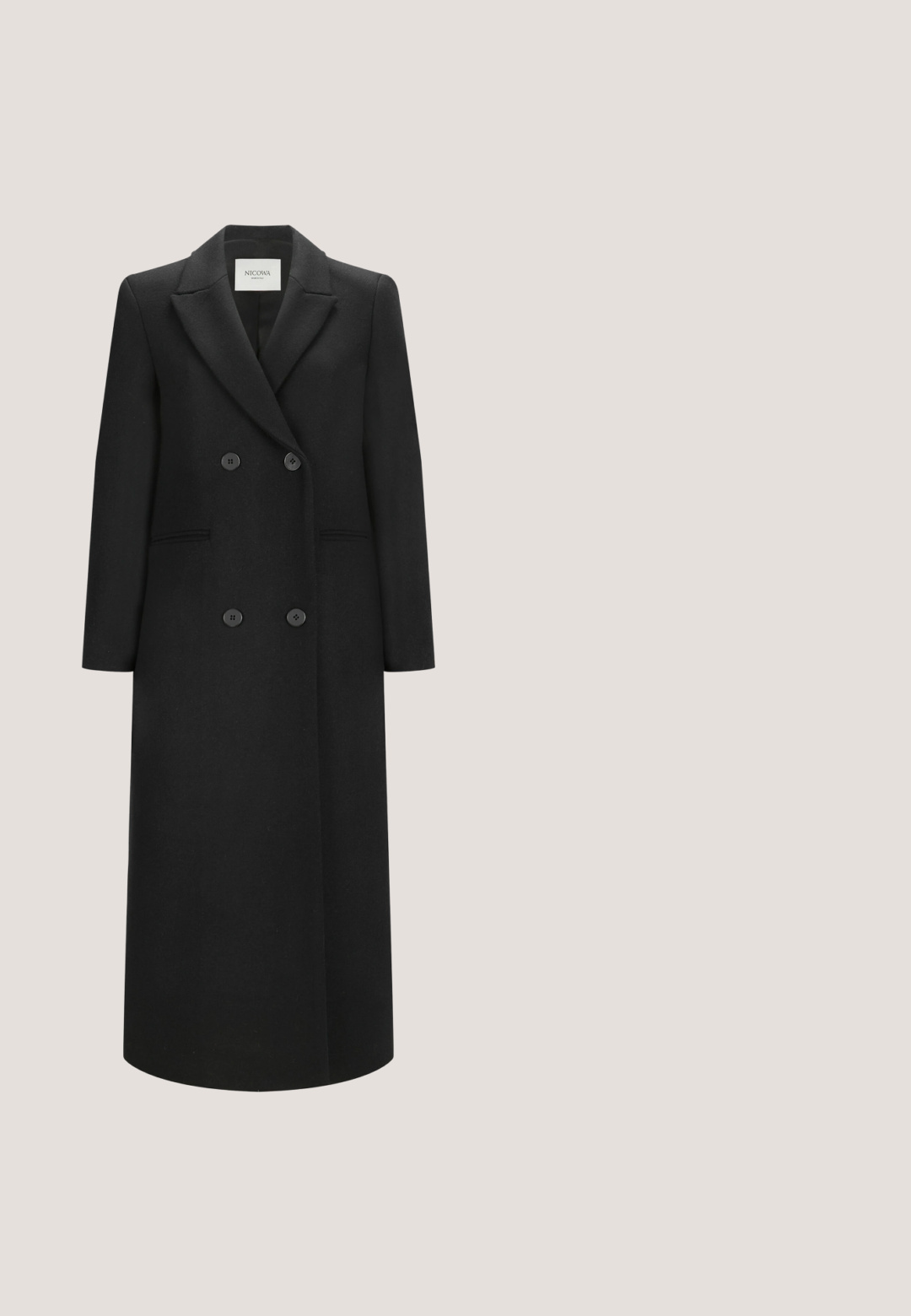 Nicowa DRIMILO - Mantel - schwarz; Zwarte mouwloze jumpsuit met geplooide wijde pijpen, getailleerde taille, V-hals en decoratieve zilverkleurige vierkante versieringen op de schouders.; Zwarte suède hoge hak pump met een spitse neus, een licht afgeronde uitsnijding bij de voorkant, en een stevige blokhak.; Zwarte hexagonale zonnebril met grijs verlooplenzen. Bevat gouden accenten langs het frame en slanke zwarte armen, gemarkeerd met "Liu Jo."; Zwarte handtas van lakleer met een gestructureerd ontwerp, gouden metalen accenten, een handgreep aan de bovenkant en een centraal logo detail.; Gouden armband met een hartvormige bedel met heldere stenen en gegraveerd "GUESS," verbonden door een ketting met kleine ronde accenten.