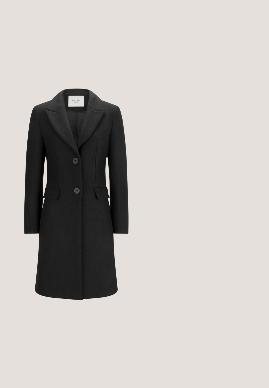 Nicowa CAPPOWA - Mantel - schwarz; Zwarte lange mouwen jurk met een V-hals, gemaakt van een zachte, rekbare stof, met een losse pasvorm en een rechte zoom.; Zwarte leren pumps met een lage hak en een spitse glanzende neus, getoond vanaf de binnenkant.; Zwarte rechthoekige zonnebril met een gradiënt grijze lenzen. Kenmerken zijn gouden accenten op de armen en een gladde glanzende afwerking. Merkwaard "RALPH" weergegeven.; Zwarte rechthoekige leren handtas met een bovenhandvat, een gouden schouderband van kettingen en een gouden decoratief logo op het voorpaneel.; Roze goud hangende oorbellen met rechthoekige en ovale vormen, voorzien van gepolijst metaal met een strakke, moderne uitstraling en gegraveerde branding.