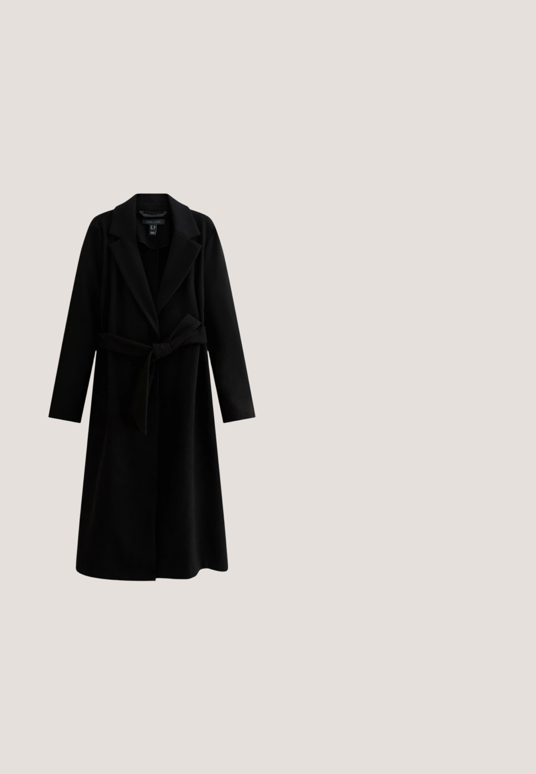Zwarte lange jas met een notch-kraag, enkel knoopsluiting en een stoffen riem. Gemaakt van zacht materiaal met een gladde textuur, met lange mouwen.; Zwarte cropped sweatshirts met een brede ronde halslijn, korte mouwen, een gladde textuur en een minimalistisch design. Geen zichtbare patronen.; Zwarte formele broek met riemlussen, voorzakken en een rechte pijp op een witte achtergrond.; Zwarte leren platte loafer met lage gestapelde hak en decoratieve band over de wreef, zijaanzicht op witte achtergrond.; Zwarte gestructureerde leren schoudertas met klepsluiting en verstelbare riem, klein wit merkembleem middenvoor.; Zilveren metalen cuffarmband met een glad, gebogen ontwerp en open uiteinden. Het oppervlak is gepolijst en weerkaatst het licht met een strakke afwerking.