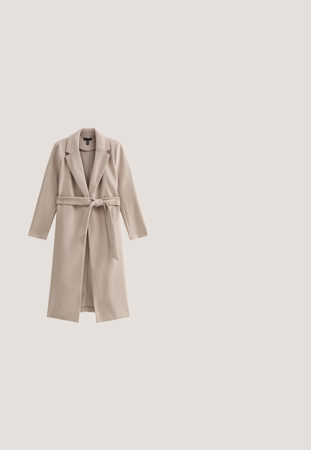 Beige lange jas gemaakt van zachte stof, met een uitsnijding in de kraag, open voorkant en een strikceintuur. Gladde, niet-getextureerde stof.; Trui met lange mouwen en ronde hals in lichtbeige, gemaakt van fijngebreide stof met geribde boorden en zoom.; Wijde broek in lichtgrijze stof met een op maat gemaakt ontwerp, voorzien van plooien aan de voorkant, een taille op middenhoogte en zonder zichtbare versieringen.; Grijze leren Chelsea-boot met textuurafwerking, elastische zijkanten, een trekhaak en een zwarte rubberen zool. Slank, taps toelopend ontwerp met minimale accenten.; Bruine gebreide sjaal van zachte wol met een gestructureerd patroon. Bevat een klein label met "rethinkit" aan de zijkant.; Beige leren tote bag met een gestructureerd oppervlak, platte handvatten en een verstelbare schouderriem. Heeft een minimalistisch ontwerp met subtiele branding aan de onderkant.
