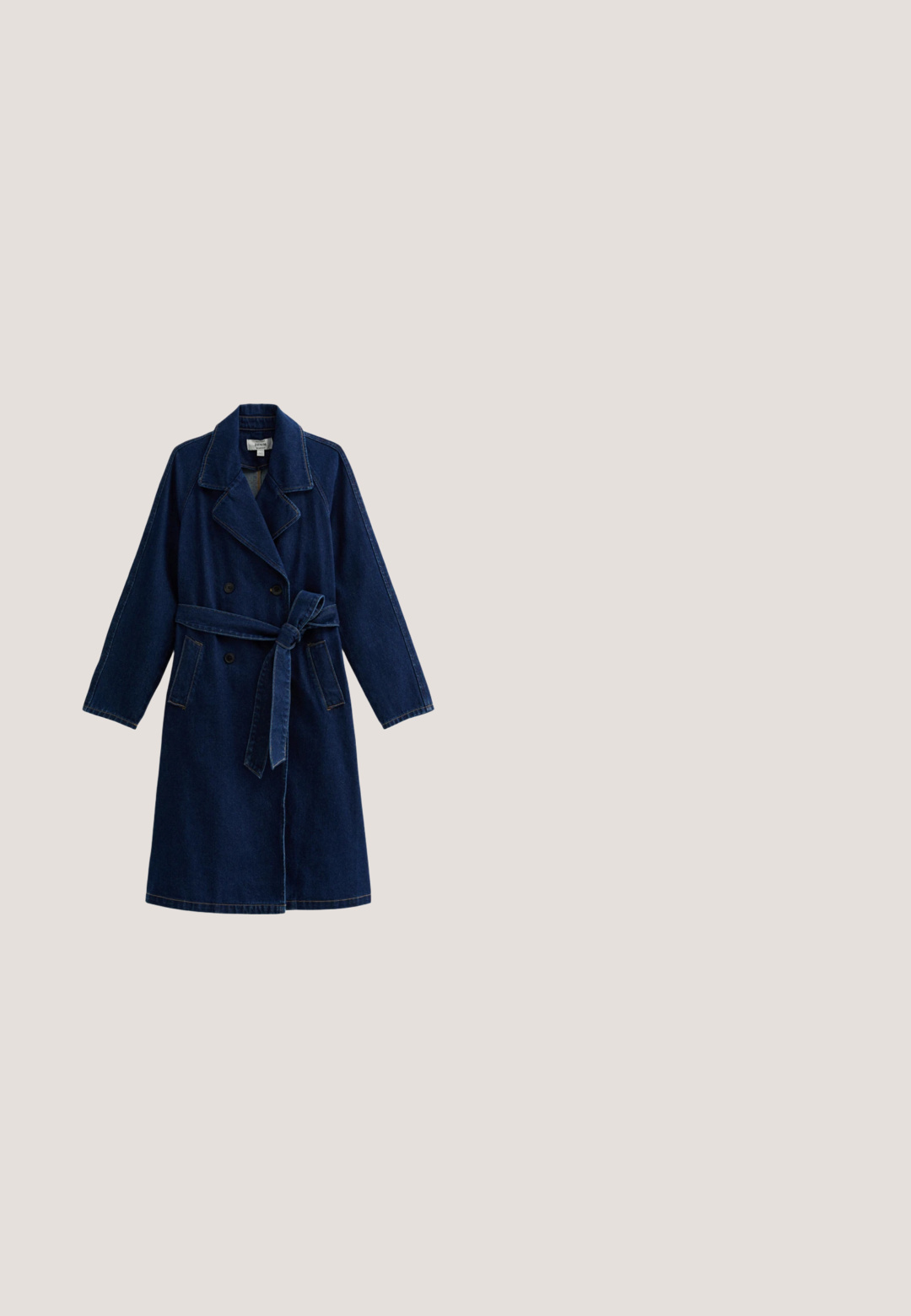 New Look Trenchcoat - blue pattern; Cremefarvet langærmet skjorte med knapper, brun blomsterprint, spidst krave, brystlomme med kant og manchetter med knapper.; Mørkeblå, vide denimbukser med stiklommer og et matchende bælte med en stor rektangulær guldspænde.; Hvid højhælet sko med spids tå, blokhæln og ankelrem. Glat overflade med en subtil glans og beige inderforing.; Brun ruskind handbag med en samlet design, der har en enkelt tan læderstrop og en subtil guld logo detalje på fronten.; Smykkesæt i guldfarve med klare runde krystaller, inklusive en halskæde, armbånd og matchende ørestikker, arrangeret på en hvid baggrund.