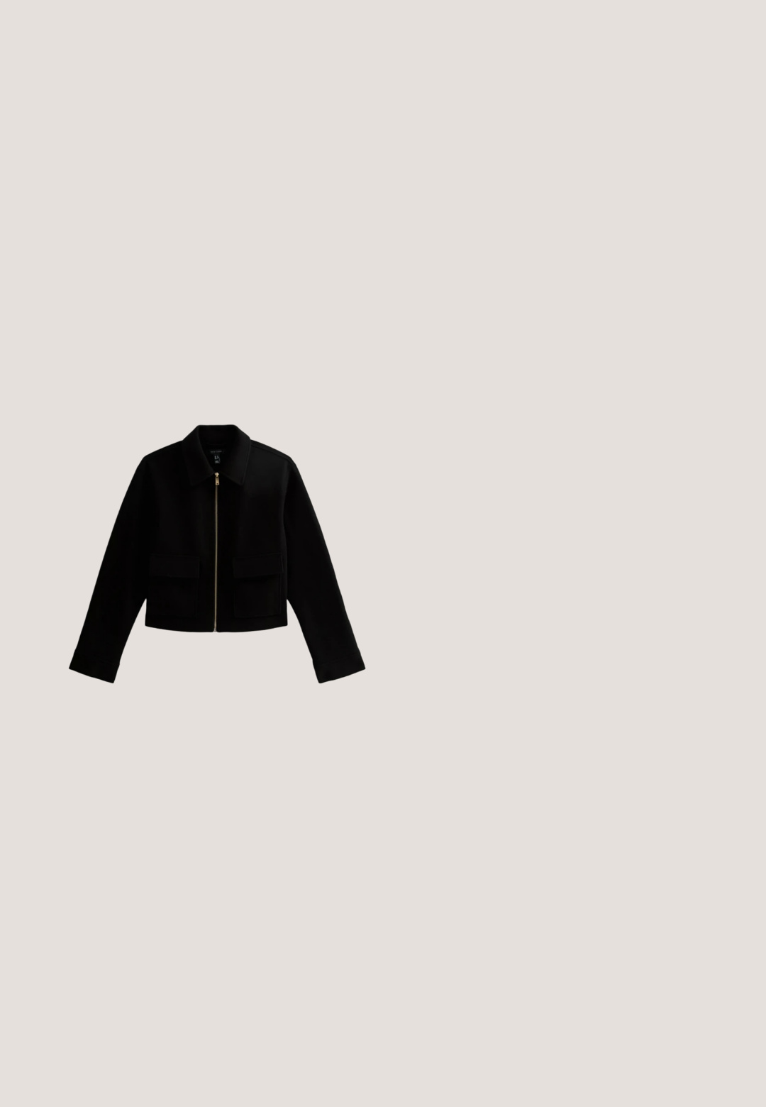 Schwarze gekürzte Jacke aus glattem Stoff, mit einem Reißverschluss vorne, zwei großen Vorderaschen und einem klassischen spitzen Kragen.; Schwarz-weißes, horizontal gestreiftes Strickoberteil mit kurzen Ärmeln, rundem Ausschnitt, lockerem Schnitt und Texturdetail auf weißem Hintergrund.; Schwarze maßgeschneiderte Shorts mit Falten, ausgestattet mit einem schmalen schwarzen Gürtel mit goldener Schnalle. Hergestellt aus einem glatten Stoff, der einen eleganten Look bietet.; Schwarze kniehohe Stiefel aus Leder mit glatter Oberfläche, seitlichem Reißverschluss und einem dekorativen Riemen mit einer silbernen Schnalle. Niedriger Blockabsatz.; Schwarze Cat-Eye-Sonnenbrillen mit braunen Gläsern, ausgestattet mit einem glänzenden Finish und einem metallischen Logosymbol an den Bügeln. Winkliges, mutiges Design.; Schwarze Wildleder-Handtasche mit zwei Ledergriffen, abnehmbarem Schulterriemen und dekorativen schwarzen Quasten mit goldenen Akzenten.