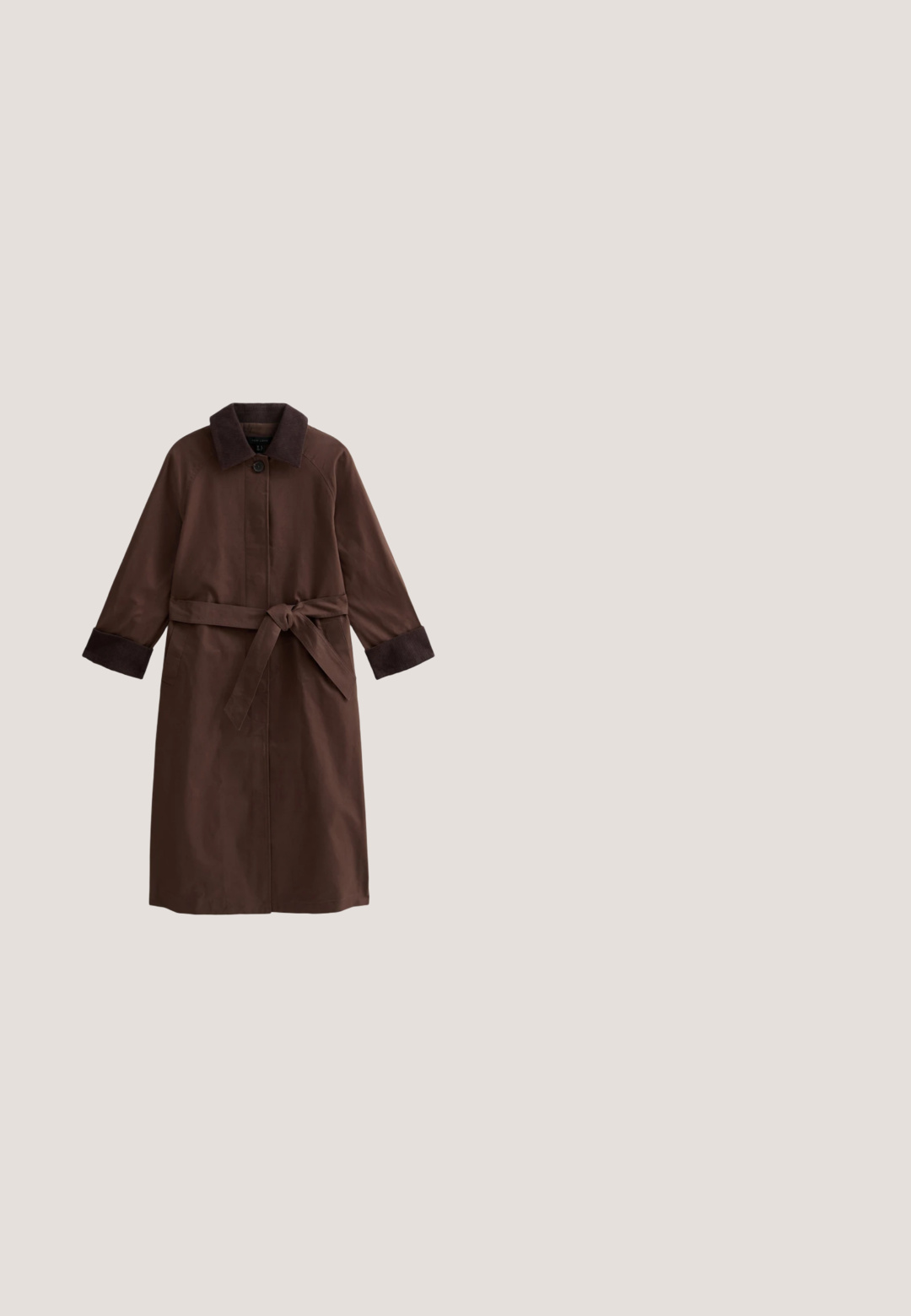 Abrigo trench marrón con cuello abotonado, cinturón de lazo y mangas largas con puños acanalados en contraste. Tejido suave, diseño hasta la rodilla.; Vestido camisero blanco con rayas verticales marrones. Presenta un cuello, mangas cortas y dos bolsillos frontales. Tejido fluido.; Bota marrón de cuero hasta la rodilla con punta cuadrada, tacón grueso y detalle de cadena dorada alrededor del tobillo. Textura suave y diseño elegante.; Gafas de sol de metal con montura dorada, lentes oscuros y forma geométrica. Almohadillas nasales transparentes y acentos texturizados en las patillas completan el diseño.; Bolsa de viaje de cuero marrón oscuro con dos asas, un emblema de cadena dorada y una etiqueta de equipaje y correa de cuero a juego adjuntas.; Delicado collar de cadena de oro con eslabones ovalados interconectados y un cierre ajustable con un pequeño colgante redondo.