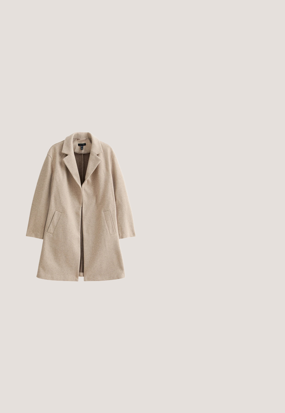 Beige uldfrakke med notched krave, åben front og to sidelommer. Har en lige skæring med mellemlange ærmer.; Cremefarvet pullover sweater med v-udskæring, ribbet krave og manchetter. Fremstillet af blødt, tekstureret stof med en løs pasform og nedfaldne skuldre.; Beige turtleneck langærmet top lavet af blødt stof, har en afslappet pasform, subtil tekstur og ingen synlige mønstre eller accenter.; Beige brede bukser lavet af et let væv, med to sidelommer, flad front og en glat overflade.; Beige ruskindsankelstøvle med rund tå og en tyk platformssål. Har en pull tab og syninger langs sømmene.; Blød lysebrun ruskind skuldertaske med bred rem og synlige syningsdetaljer på en ensfarvet hvid baggrund.