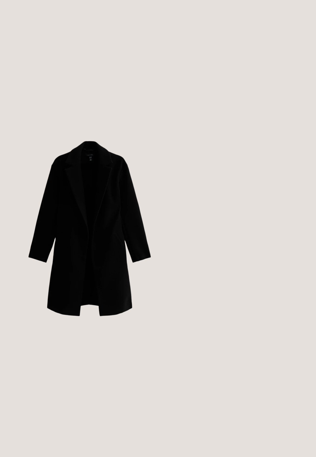 Schwarzer langer Mantel mit aufgeklapptem Revers, offenen Vorderteil und langen Ärmeln. Aus einfarbigem Stoff ohne sichtbare Muster oder Hardware-Details.; Grau melierter Cardigan mit V-Ausschnitt, langen Ärmeln und Knopfleiste vorne. Gefertigt aus weichem Material mit gerippten Akzenten an Bündchen und Saum.; Weißes Langarmshirt mit weitem Ausschnitt. Hergestellt aus glattem Stoff. Verfügt über eine lockere Passform und ein sauberes, schlichtes Design ohne sichtbare Muster.; Schwarze weit geschnittene Hose mit gefaltetem Vorderteil, Taillenbund mit Gürtelschlaufen und seitlichen Taschen. Hergestellt aus einem glatten Stoff mit einem schlichten Design.; Schwarze knielange Lederstiefel mit glatter Textur, runder Zehenform, flacher Sohle und minimalistischem Design, mit genähten Nähten und ohne sichtbare Beschläge.; Schwarze Lederhandtasche in runder Form, mit zwei Vorderfächern und einem einzigen Schulterriemen. Glatte Textur mit dezentem Branding.