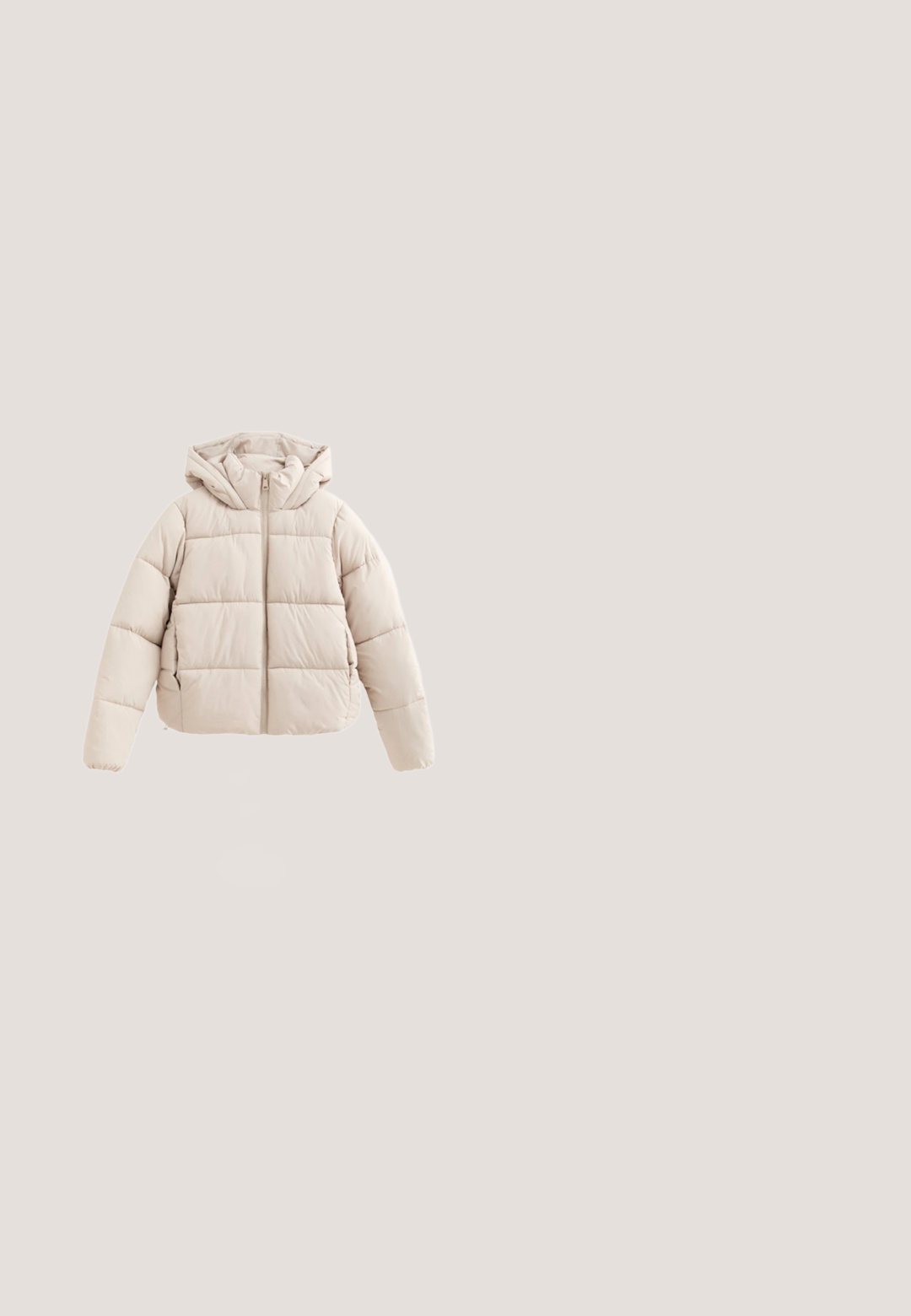 Beige pufferjakke med hætte, horisontal quiltning, frontlynlås og sidelommer, designet til koldt vejr.; Beige hættetrøje med en frontlomme, snørelukning i hætten og ribbede manchetter og kant. Har et lille hvidt logo på venstre side.; Beige bomulds t-shirt med oversized pasform, korte ærmer, rund halsudskæring og centreret sort tekst "PEGADOR." Ingen mønstre eller yderligere detaljer.; Beige ribstrikkede bukser med vidde ben, elastisk taljebånd og diskret lille hvidt logo på den øverste del af låret.; Hvide og lyserøde sneakers med en chunky sål, tekstureret stof, glatte læderdetaljer og dekorative stikninger.; Beige halvmåneformet crossbody-taske med justerbar rem og lille rundt metallogo foran, lynlåslukning øverst.