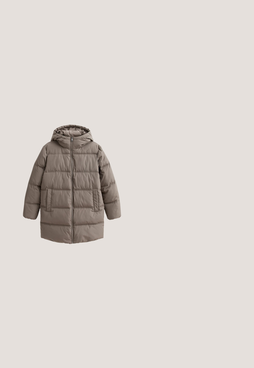 Taupe gewatteerde pufferjas met capuchon, lange mouwen, ritssluiting aan de voorkant en zijzakken, ontworpen voor koud weer.; Beige zachte gebreide V-hals trui met lange mouwen en geribbelde manchetten en zoom, weergegeven op een witte achtergrond.; Grijze coltrui van zacht, lichtgewicht materiaal. Beschikt over lange mouwen, een aansluitende pasvorm en een hoge kraag voor extra bedekking.; Katoenen joggingbroek in een gedempte bruine kleur, met een geribbelde tailleband en een stoffen strikdetail aan de voorkant, met een overwegend gladde textuur.; Beige suède enkellaarsjes met een ronde neus, decoratieve stiksels en een rubberen zool met een laag profiel en een zigzagpatroon.; Rechthoekige bruine suède schoudertas met lange banden en een bovenste ritssluiting, minimalistisch ontwerp en subtiele merkgraveer.
