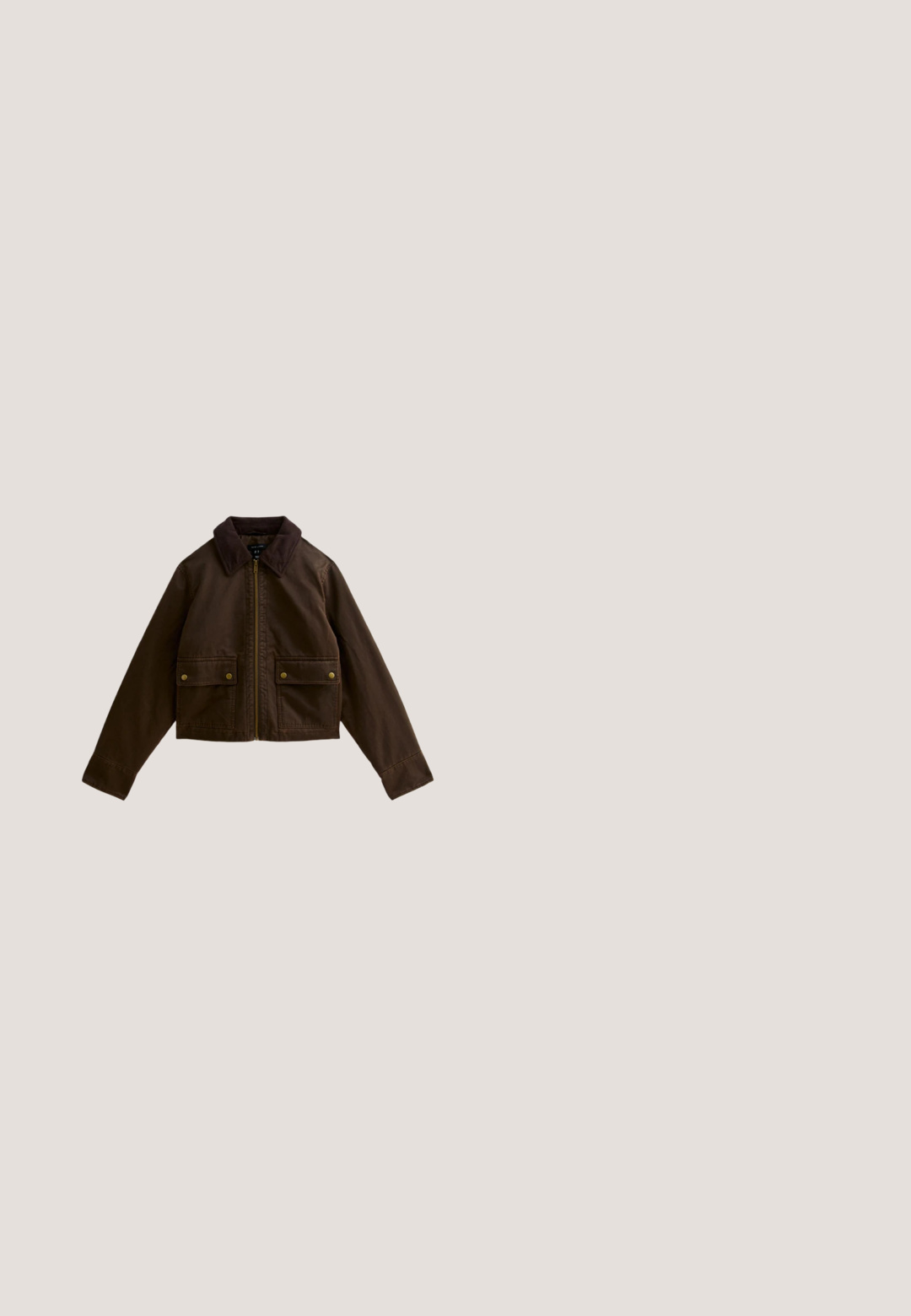 Veste courte marron en tissu solide, dotée d'un col en velours côtelé marron foncé, d'un zip central et de deux poches avant à rabat avec des boutons dorés.; Cardigan marron tricoté avec des pois blancs, col rond, manches longues, et boutons en bois à l'avant, étalé à plat sur un fond blanc.; Haut en maille à manches courtes rayé horizontalement marron, rose et noir avec un profond col en V et un large col et poignets marron.; Jean bleu foncé en denim, avec une coupe droite, style cinq poches, accents de surpiqûres et fermeture à bouton.; Mocassin en daim marron foncé avec pompons et détails en dentelle sur les côtés et le dessus, semelle plate en caoutchouc et design facile à enfiler.; Grand sac fourre-tout en daim marron avec deux longues bandoulières et un simple détail de couture verticale sur le devant, présenté sur fond blanc.