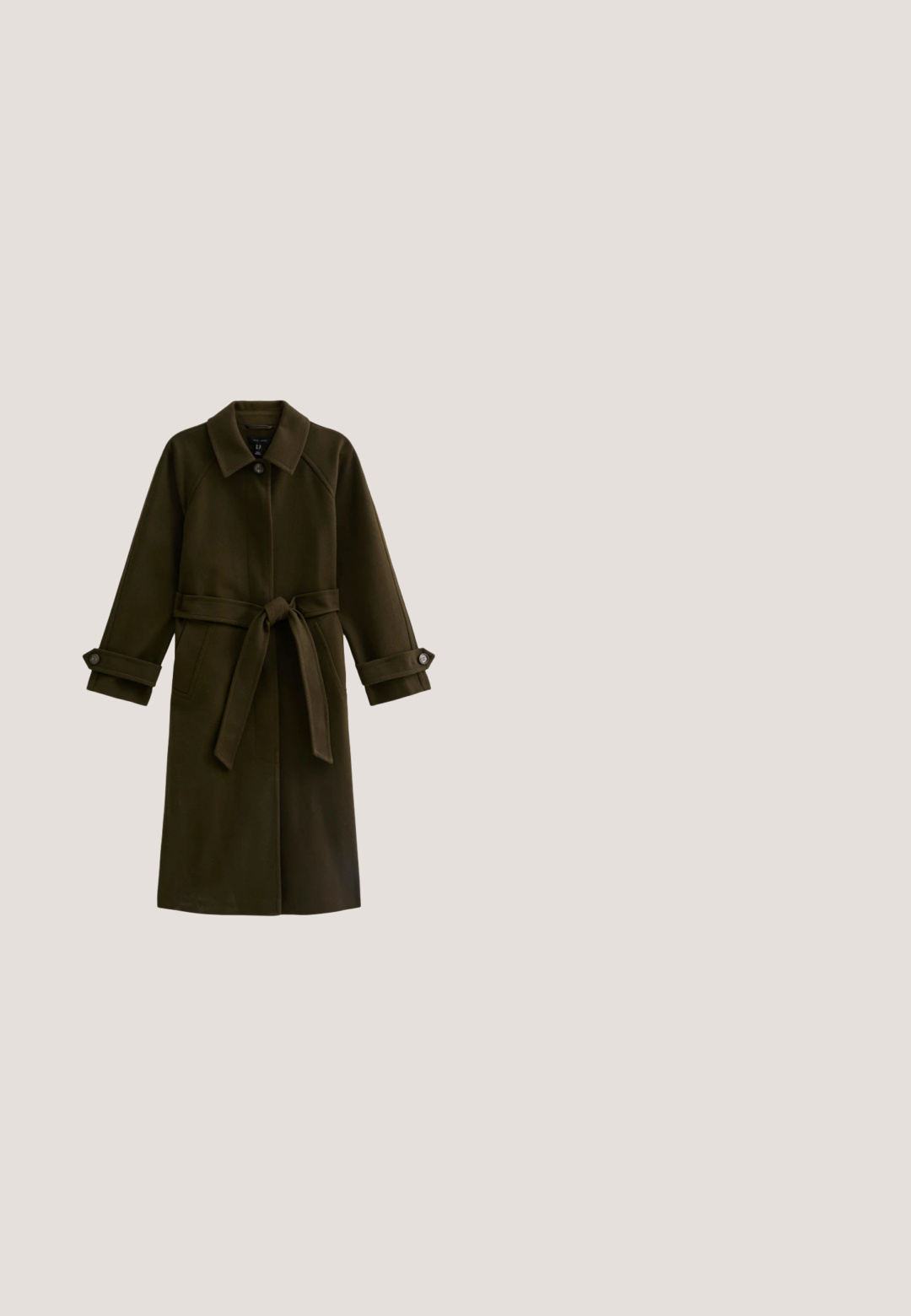 Long manteau vert olive en matériau doux, doté d'une taille ceinturée, de poignets boutonnés et de deux poches latérales. Design de col classique.; Pull en tricot texturé beige avec un col montant et une étiquette portant la mention "NEXT" sur le col. Matériau doux et duveteux avec un tissage dense.; Blouse brun foncé avec un décolleté en V, fermeture à boutons à l'avant, épaules plissées et manches longues. Fabriquée dans un matériau lisse avec une texture discrète.; Pantalon marron à jambes larges avec une ceinture élastique et des poches latérales, présenté à plat sur un fond blanc.; Escarpin en daim marron avec un bout pointu, un talon bas et une texture lisse. Présente une silhouette élégante et un design minimaliste.; Sac fourre-tout en daim marron avec deux longues poignées, forme rectangulaire et texture lisse. Dispose d'une fermeture éclair et de détails de couture subtils.