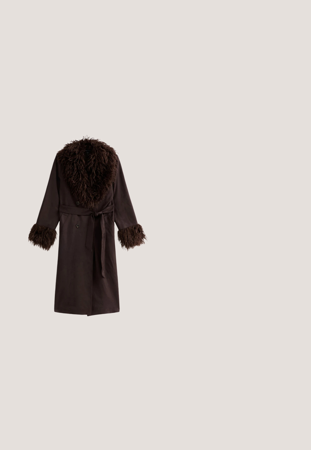 Bruine buitenjas met een pluche bontkraag en bontafwerking op de mouwen. Voorzien van een riem, knopen en twee zijzakken. Gladde textuur.; Zwarte jurk met een gladde pasvorm en doorzichtige mouwen versierd met gelaagde bloemenapplicaties. Ronde halslijn en een ontspannen pasvorm.; Zwarte lakleren hoge hak met een spitse neus en een gestroomlijnd ontwerp, voorzien van een 10 cm hoge stilettohak en een gladde, glanzende afwerking.; Ronde zonnebril met groen-bruine gemarmerde monturen en donker getinte glazen op een witte ondergrond.; Gouden halsketting en armband met ronde, met kristallen versierde bedels, verbonden door delicate kettingen met verstelbare sluitingen.; Zwarte Furla leren portemonnee met gouden kettingriem en klein gouden logo aan de voorkant tegen een witte achtergrond.