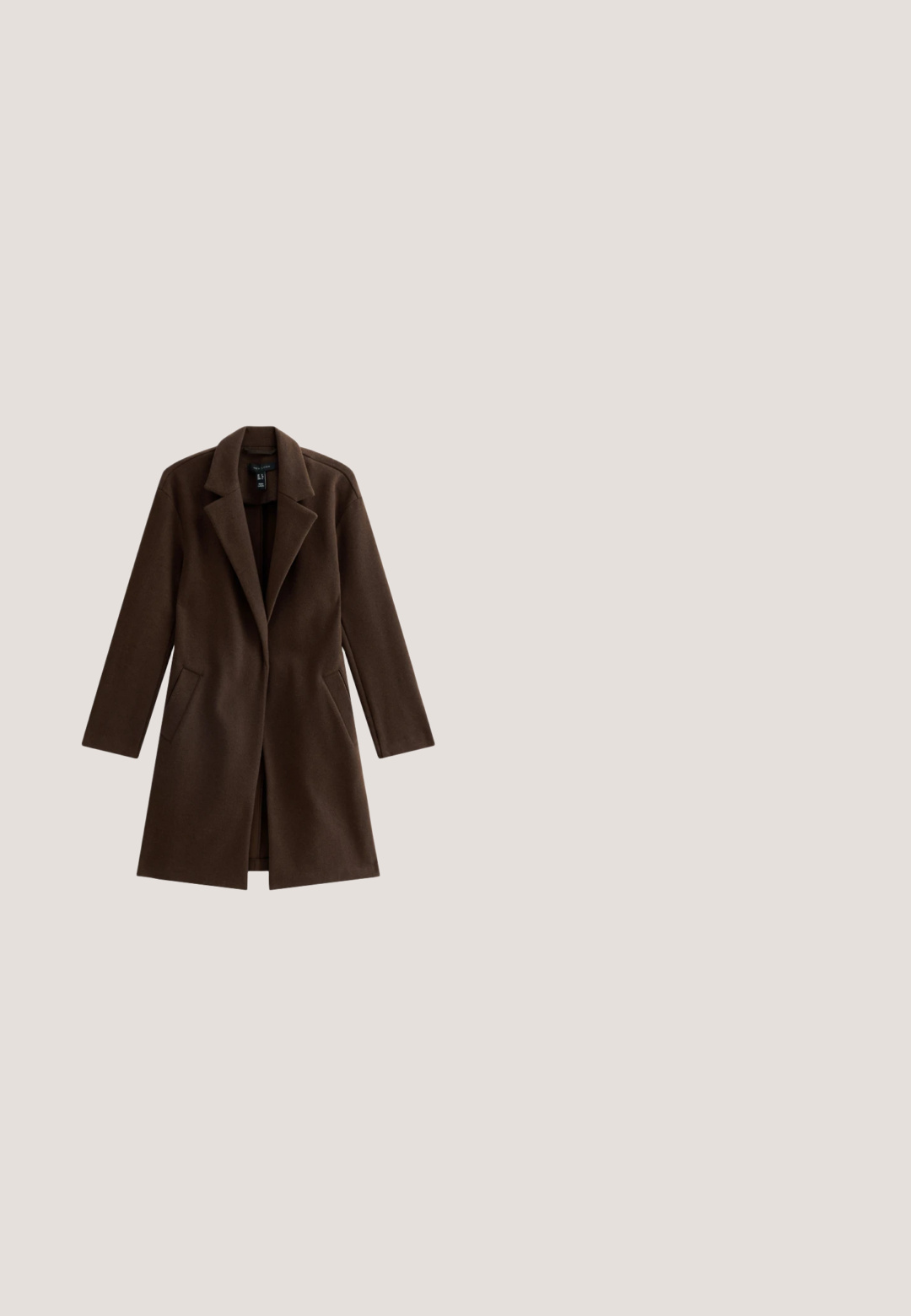Bruine wolmix jas met een notch-kraag, lange mouwen en twee zijzakken. Heeft een rechte snit en een minimalistisch ontwerp.; Bruine trui-jurk met lange mouwen, een hoge halslijn en een ceintuurdetail in de taille. Zachte textuur, mid-dij lengte en minimalistisch ontwerp.; Bruine schort van kantstof met bloemenpatroon en twee dunne strikjes aan één zijde, tegen een witte achtergrond.; Bruine suede kniehoge laars met een puntige neus en een hak van 7,5 cm. Glad textuur, slanke silhuet en minimalistisch ontwerp.; Bruine schildpadkleurige zonnebril met een rechthoekig montuur, gradient lenzen en dikke pootjes met subtiele branding aan de zijkant.; Donkerbruine gestructureerde leren handtas met gevlochten handvatten, hardware in goudkleur, kleine decoratieve sleutel en "LIU JO" logo op de voorkant.