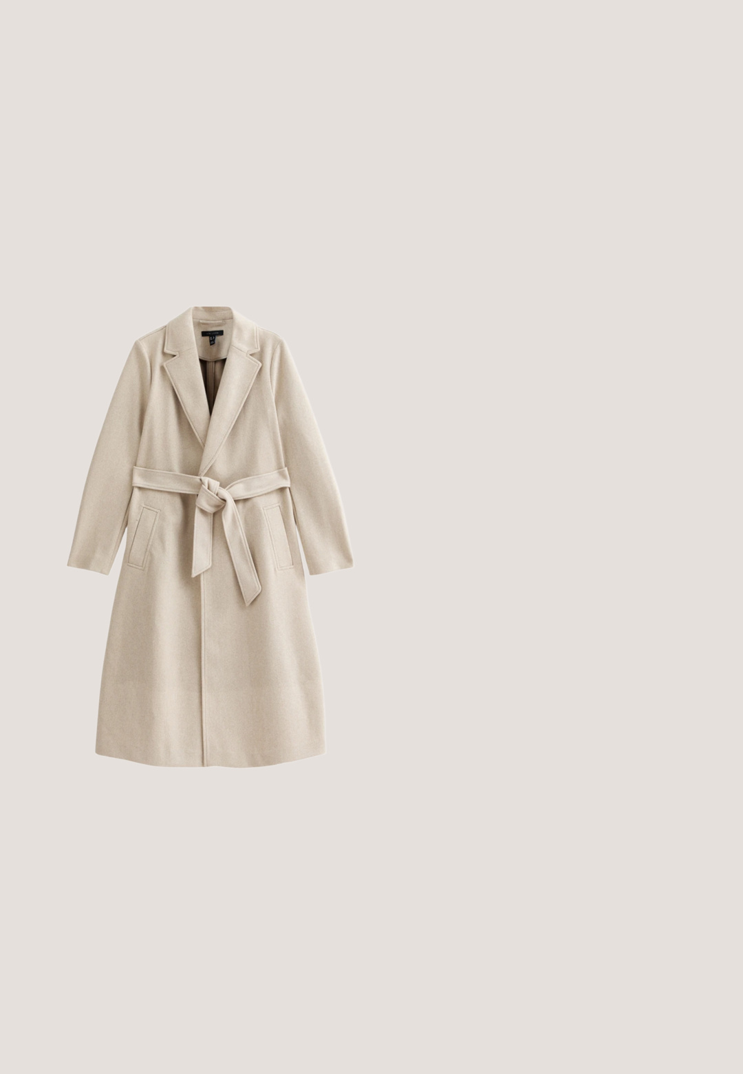 Beige uldblandingsfrakke med bælte i taljen, klapkraver og to frontlommer. Stoffet har en glat tekstur og en ustruktureret silhuet.; Sort, langærmet ribstrikket kjole med krave, fem knapper foran og bælte i taljen, knælang med en let vidde.; Knæhøje sorte læderstøvler med en glat tekstur, rund tå, lav blokhæl og en buet topkant med en løkke-detalje bagpå.; Sorte solbriller med en blank finish, ovale linser og et strømlinet design. Guldaccenter på stangen med et synligt logo.; Sort læder håndtaske med en struktureret form, der har en topgreb, aftagelig skulderrem og en guldfarvet logoaccent på forsiden.; Guess DREAMING - Øreringe - goldenfarbe