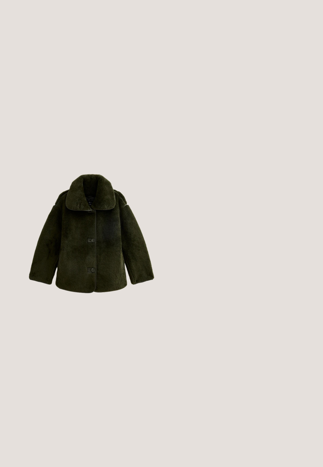 Groene nepbont jas met een brede kraag, lange mouwen en twee zwarte knoopsluitingen aan de voorkant. Zachte textuur en relaxed fit.; Gelaagd, meerkleurig stof in tinten groen en bruin. Zachte, fuzzy oppervlakte met een licht onregelmatig breipatroon.; Gebreide jurk tot de knie in olijfgroen met een losse pasvorm, ronde hals en lange mouwen. Kenmerkt zich door ribbelmanchetten en zoom. Zachte textuur.; Bruine suède kniehoge laarzen hebben een gladde textuur, een ronde neus, decoratieve stiksels en een rits aan de zijkant voor sluiting. Vlakke rubberen zool.; Rechthoekige schildpadzonnebril met bruin getinte glazen en een dik montuur.; Olijfgroene geweven stoffen tas met een trapeziumvorm, voorzien van een brede opening en een enkele gebogen handgreep. Getextureerd oppervlak met een diamantpatroon.
