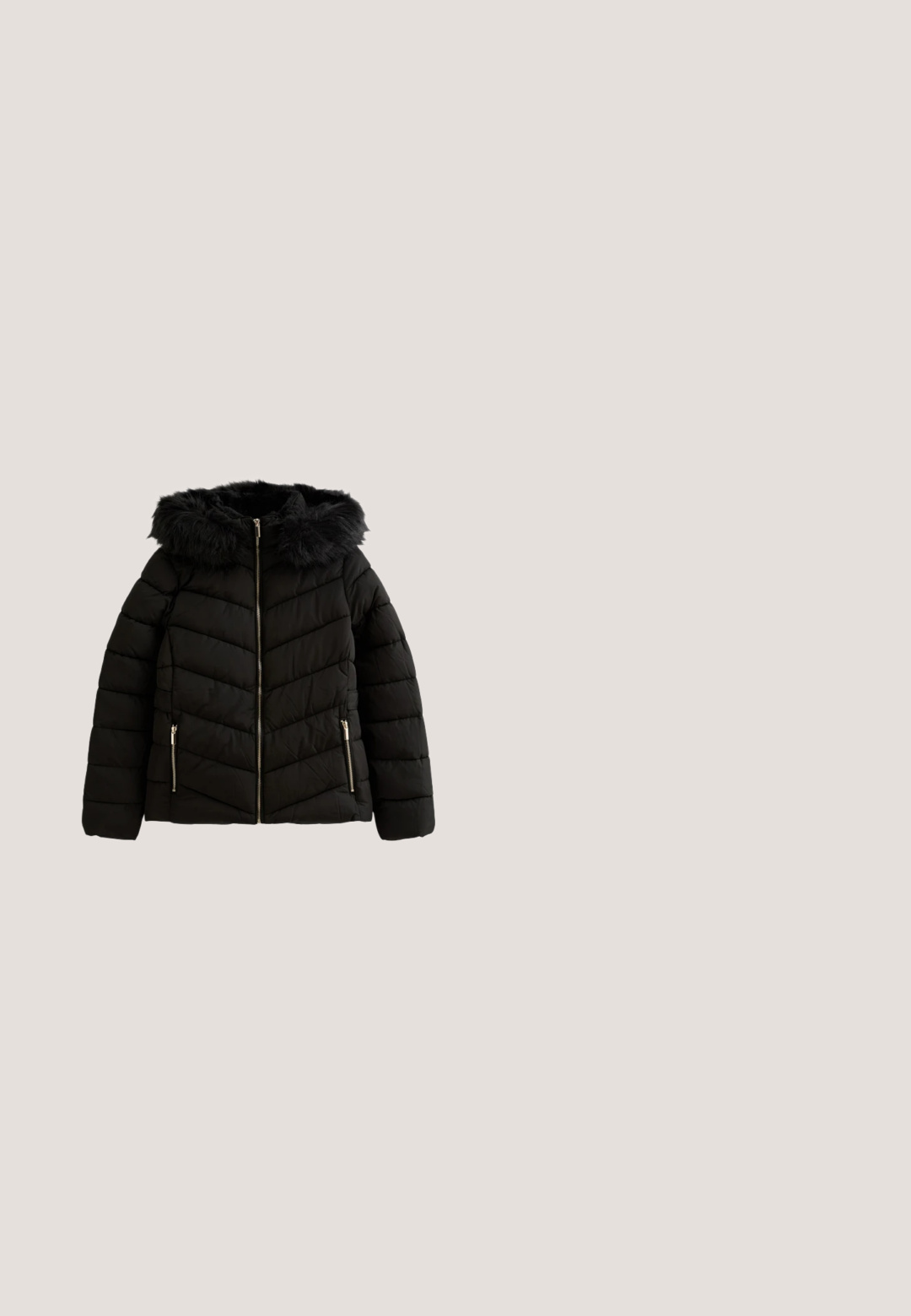 Schwarze Daunenjacke mit einer Kapuze aus Kunstfell, mit einem Reißverschluss vorne, seitlichen Taschen, gestepptem Muster und einer strukturierten Oberfläche.; Schwarzes, geripptes Strickoberteil mit langen Ärmeln, rundem Ausschnitt, goldenen Akzentknöpfen und zwei Brusttaschen. Verfügt über Knopfdetails an den Ärmelbündchen.; Schwarze enge Jeans aus Denim mit hoher Taille, Fünf-Taschen-Design und rohem Saum an den Knöcheln. Klassischer Knopf- und Reißverschluss.; Guess Plateaustiefelette - brown; Schwarze, gesteppte Schultertasche mit Kettenträgern, dreieckigem Guess-Logo und angebrachtem Markenanhänger auf der rechten Seite.; Goldene herzförmige Ohrringe, geschmückt mit klaren Kristallen, mit "GUESS" in der Mitte eingraviert. Die Ohrringe sind mit Clips gesichert.