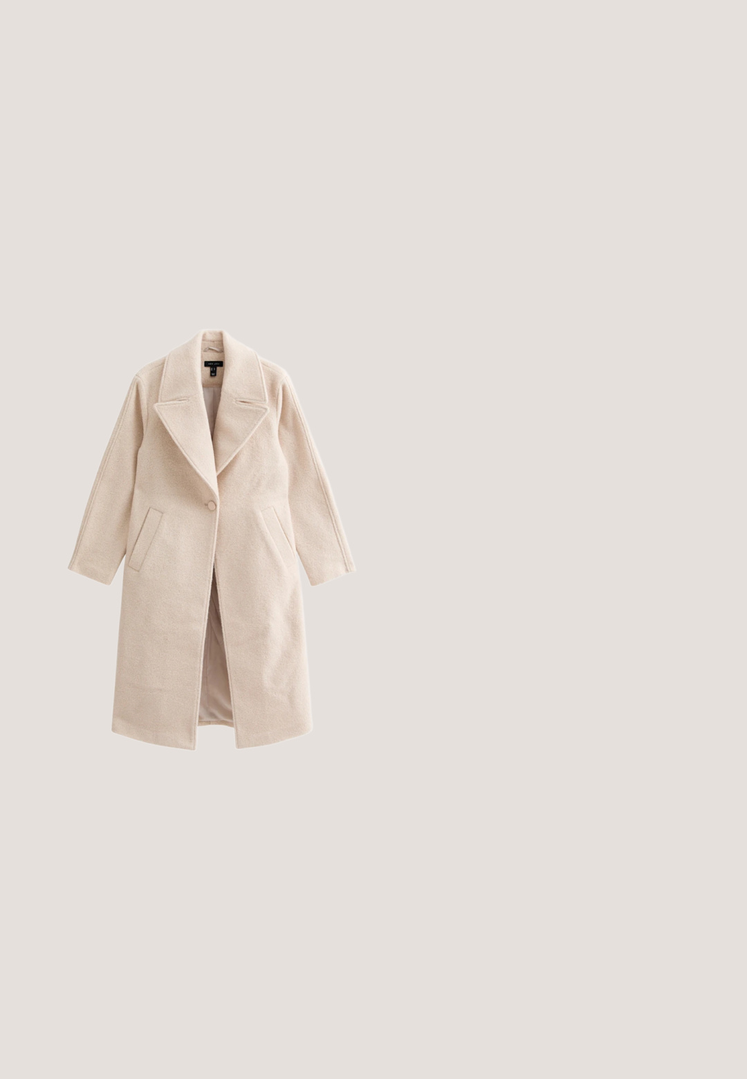 Beige Wollmischung langer Mantel mit breiten Revers, einreihiger Knopfverschluss, schrägen frontalen Taschen und gerader Silhouette.; Brauner, flauschiger Pullover aus weichem Material mit rundem Halsausschnitt und langen Ärmeln. Wird in lässiger Passform und mit verkürztem Saum angeboten.; Weit geschnittene cremefarbene Hose mit elastischem Bund und Kordelzug, lockere Passform, die gerade von der Hüfte bis zum Saum verläuft.; Beige-weißer Sportschuh mit Mesh- und Wildlederpaneelen, Schnürverschluss und dicker, gepolsterter Sohle mit grauem Profil.; Hellbraune Bauchtasche mit runder Form, Reißverschluss oben und verstellbarem Gurt. Auf der Vorderseite ist das geprägte Markenlogo zu sehen. Glatte Textur.; Goldplattierte ovale Ohrhänger mit einer glatten, glänzenden Oberfläche und einem nahtlosen Design. Leicht und vielseitig für verschiedene Anlässe.