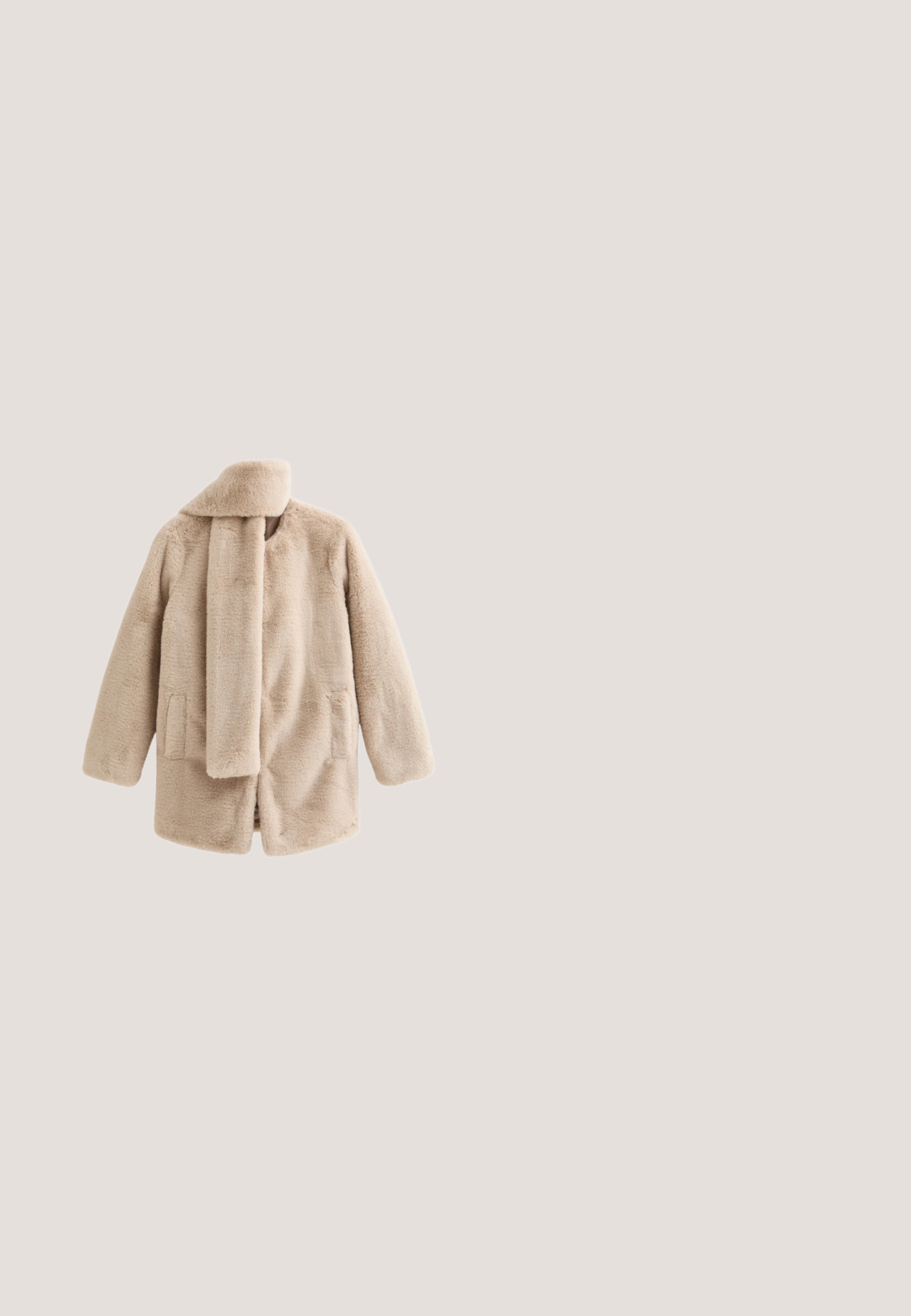 Beige nepbonten jas met een lange kraag, twee voorkanten zakken en een open ontwerp. Zachte textuur en minimalistische vorm.; Beige coltrui met ribbelkraag en -zoom. Losse pasvorm, lange mouwen, zachte textuur en minimalistisch ontwerp.; Beige longsleeve met ronde hals, licht gegolfde zoom en zachte, lichte stof.; Beige wijde broek gemaakt van zachte stof, met een elastische tailleband met een trekkoord en een subtiele gespikkelde textuur.; Bruine suède enkellaarsjes met een ronde neus, zachte voering en een rubberen zool, met zichtbaar stiksel langs de naden.; Beige emmer tas met zachte pluche afwerking, koordzijden en verstelbare schouderband, gemaakt van suede-achtige stof.