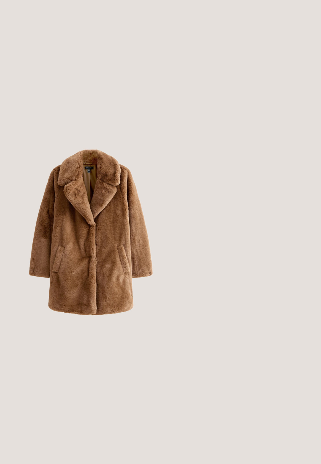Abrigo de piel sintética marrón con cuello ancho, dos bolsillos delanteros y un ajuste relajado. Textura suave y diseño hasta la rodilla.; Vestido negro sin mangas con escote en V, corpiño fruncido y una silueta maxi recta que muestra una tela suave y elástica.; Zapato de salón de charol negro con tacón alto y delgado, punta puntiaguda y tacón de aguja estrecho, con una punta metálica en la base del tacón, sobre fondo blanco.; Gafas de sol negras con forma de ojo de gato sobredimensionada, lentes grises degradados y acentos decorativos de cristal en las patillas. Montura de plástico suave.; Bolso de mano de cuero negro con una forma estructurada, cierre de solapa redondeado y hardware circular dorado. Incluye un asa en la parte superior y una correa desmontable.; Aristocrazy TUBOGAS - Collar - yellow
