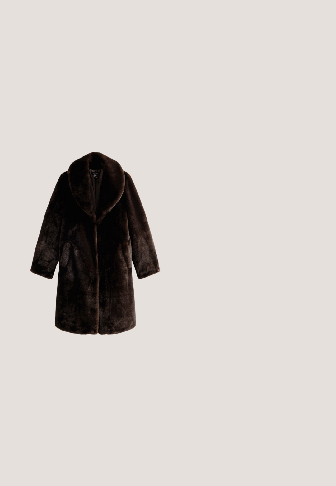 Brun faux fur frakke med en bred krave, løs pasform, skjult frontlukning og to sidelommer; blød tekstur og luksuriøst udseende.; Brun kortærmet striktop med rund halsudskæring og løs pasform vist på hvid baggrund.; Bordeaux faux læder mini nederdel med en glat overflade, der har forsyede sømme og en lige pasform, uden synlige detaljer eller accenter.; Brune læder knæhøj støvle med spids tå og tekstureret blokhælb. Har rent design og minimal syning.; Mørkebrun læderhåndtaske med to håndtag, en central spænde rem og guldfarvede metaldetaljer.; Guld åben armring med tre dråbeformede sten i blå, rød og grøn på den ene ende.
