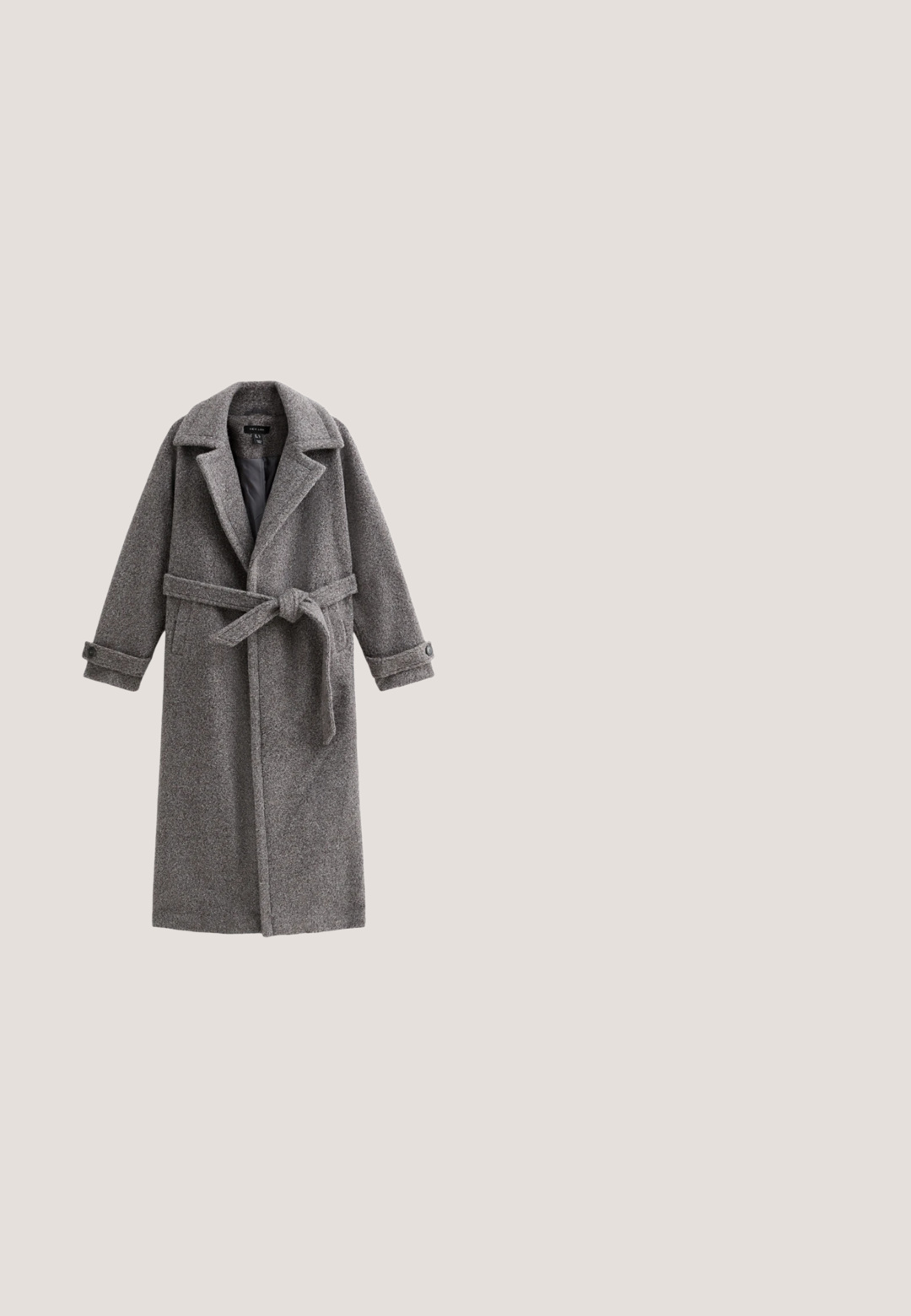 Lang grå uldfrakke med bælte, hakket krave og knaplukninger ved ærmerne. Har tekstureret stof, åben front og løse ærmer.; Cremefarvet strikket hoodie med løs pasform, ribbet kant og oversized ærmer. Har en bred halsudskæring og subtil tekstur hele vejen igennem.; Vinrød rullekrave med lange ærmer, lavet af et blødt, elastisk stof. Tætsiddende design med minimale syninger og en glat tekstur.; Højtaljede, flagrende leggings i et lys gråt stof. Har en glat tekstur og et strækbart, tætsiddende design. Ingen synlige metaldele.; Grå ruskinds ankelstøvle med en rund tå, lodrette sømdetaljer og en flad gummisål. Har et enkelt, uudsmykket design.; Sort håndtaske i tekstureret læder med to øverste håndtag og en justerbar skulderrem med sølvspænde.