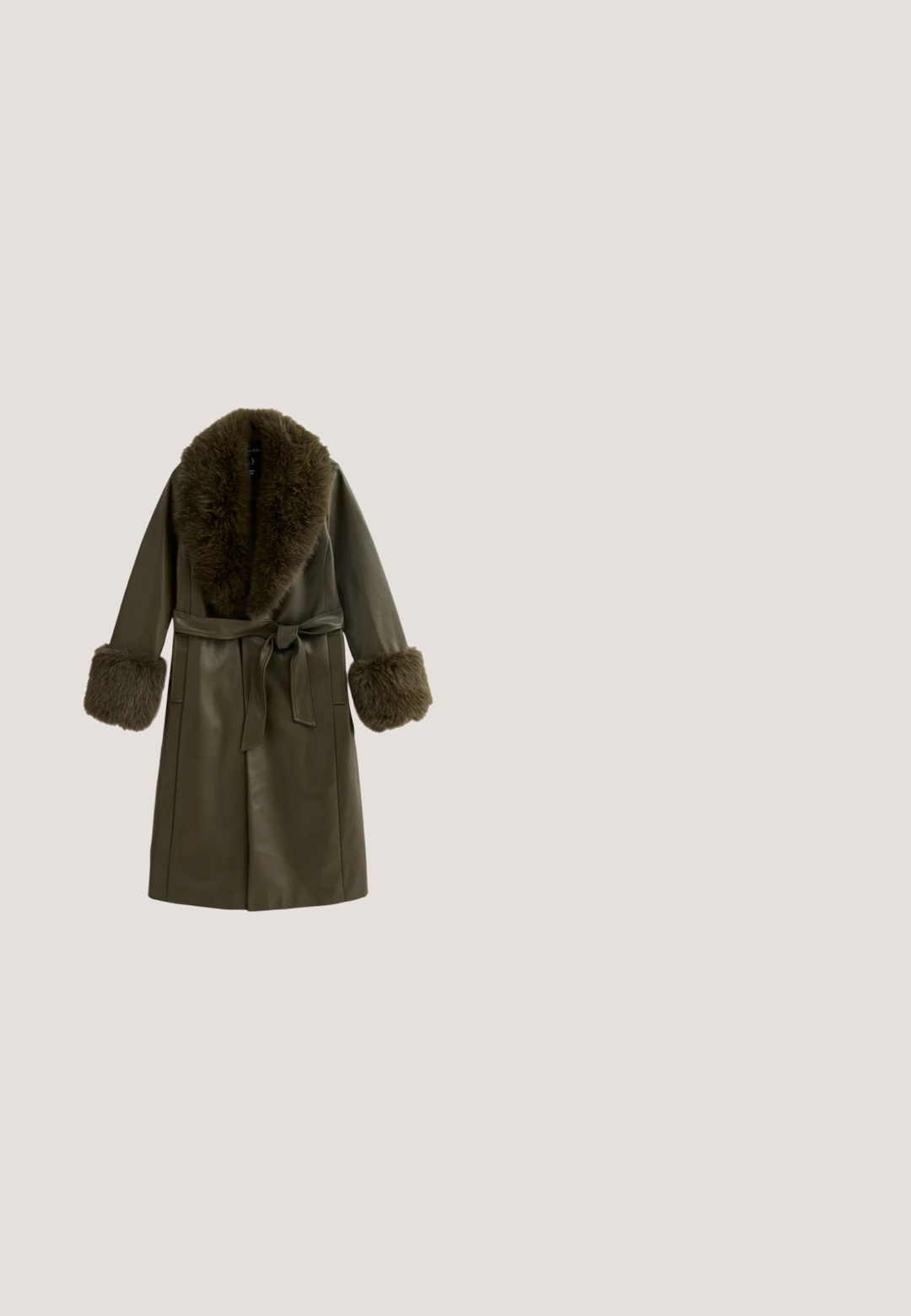 Olivengrøn læderjakke med en faux fur krave og manchetter, bundet med et stofbælte. Designet med sidelommer og en lige silhuet.; Grøn strikket sweater med et struktureret diamantmønster og perledetaljer. Har en rund halsudskæring og lange ærmer.; Sort A-line nederdel lavet af glat stof. Har en talje med plisseringer og sidelommer. Knælængde og enkelt design.; Anna Field Wide Fit Høje støvler/ Støvler - black; Brun ruskind hobo håndtaske med to lynlåslommer foran, guldfarvet hardware, topstrop, aftagelig skulderrem og et lille rektangulært mærke.; Øreringe i guldfarve med rektangulære grønne ædelstene og små klare krystaller på låsene, vist på en hvid baggrund.