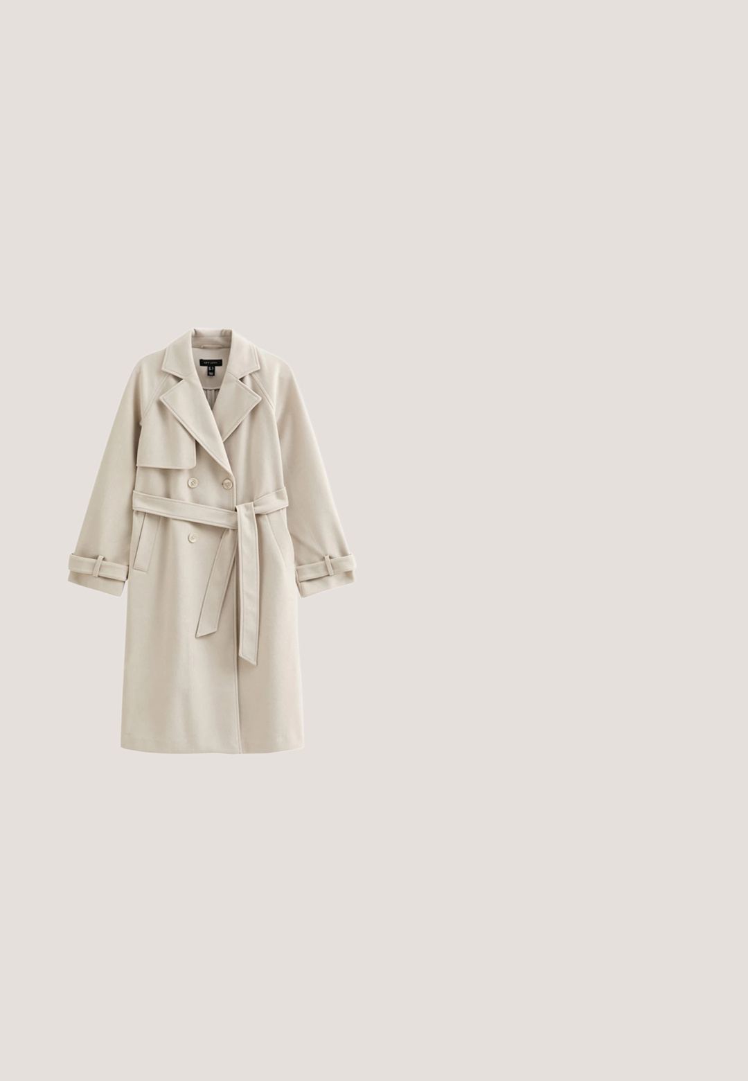 Trench-coat beige à manches longues, boutonnage croisé, larges revers et ceinture à la taille. Tissu lisse sans motifs visibles.; Chemise à manches longues bleu marine avec des rayures blanches horizontales, col rond et petite étiquette logo sur le poignet de la manche gauche.; Pantalons noirs au toucher lisse, avec des poches zippées à l'avant et des plis distincts. Design minimaliste avec une coupe ajustée.; Ballerines en daim noir avec un bout arrondi, ornées d'un nœud décoratif à l'avant et d'une semelle plate. Texture lisse et forme classique.; Écharpe en soie beige avec un motif à carreaux noir et rouge, comportant un logo dans le coin et une forme triangulaire avec une finition élégante.; Sac à bandoulière en cuir noir avec un design à rabat, fermoir ovale doré et bandoulière ajustable. Texture lisse et style minimaliste.