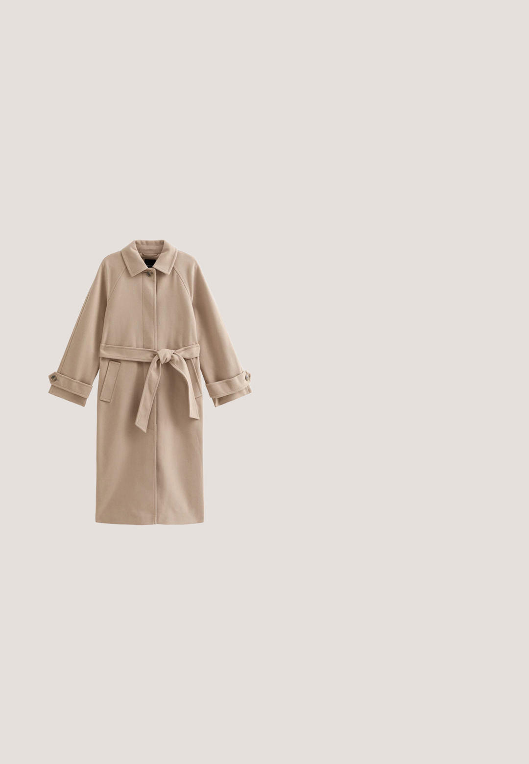 Beige trenchcoat met een strak ontwerp, een taille met ceintuur en lange mouwen. Voorzien van zijzakken en een licht gestructureerde kraag.; Zwarte tanktop met dunne bandjes, gemaakt van zacht, rekbaar materiaal. Heeft een eenvoudig, getailleerd ontwerp en een ronde halslijn.; Next Flared Jeans - bright blue; Suede enkellaars in taupe, spitse neus, 5 cm zwarte hak, zijstiksel details, en een lusje aan de achterkant voor gemakkelijk aan- en uittrekken.; Beige leren handtas met een enkele schouderband en gouden kettinkdetail, compact en rechthoekig met subtiele merktekst aan de voorkant.; Zilveren creolen met een getextureerde bladvormige hanger, een gepolijst afwerking en een scharnier sluiting. De oorbellen zijn ongeveer vijftig centimeter groot.
